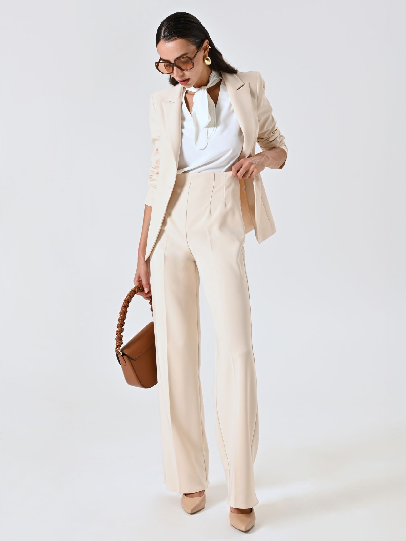 Ausgestellte Hose aus technischem Gewebe in dunklem Beige sp_e1