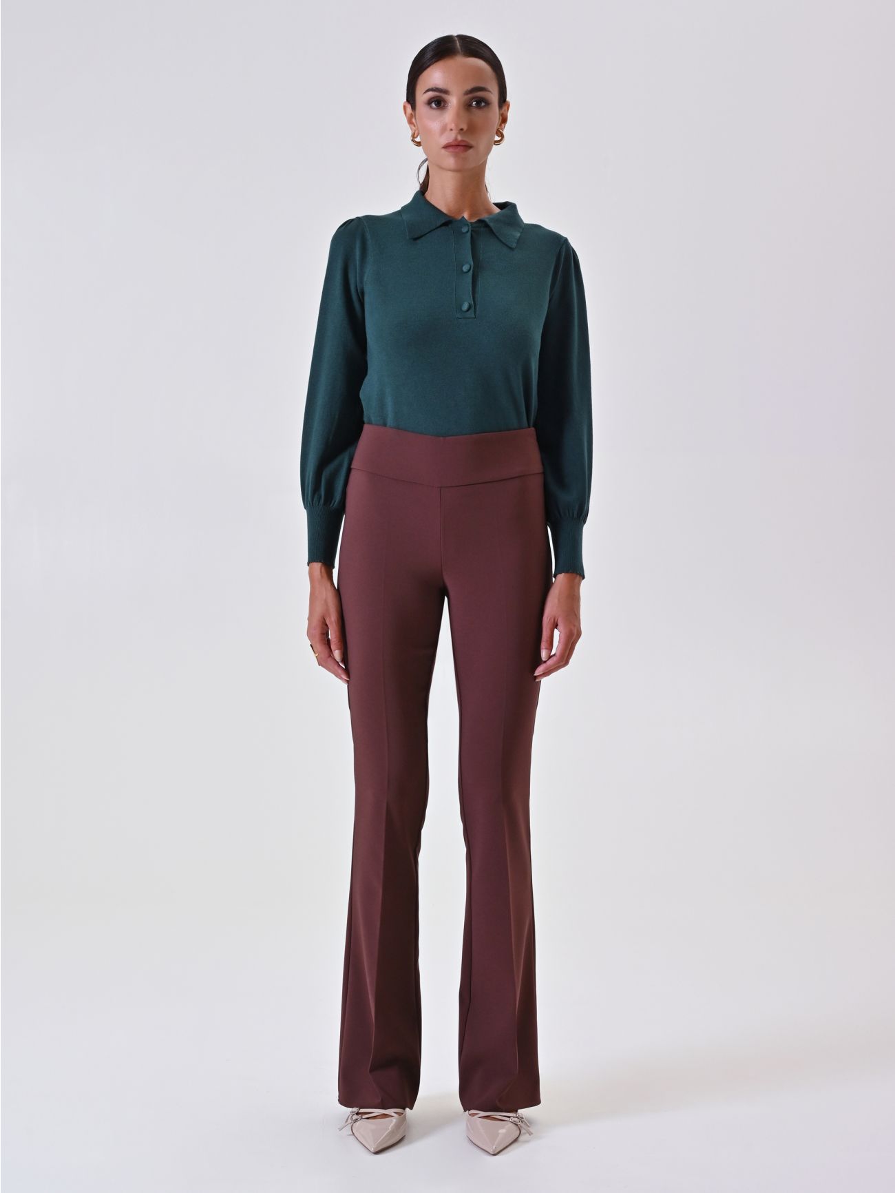 Pantalon évasé marron chocolat en tissu technique det_1