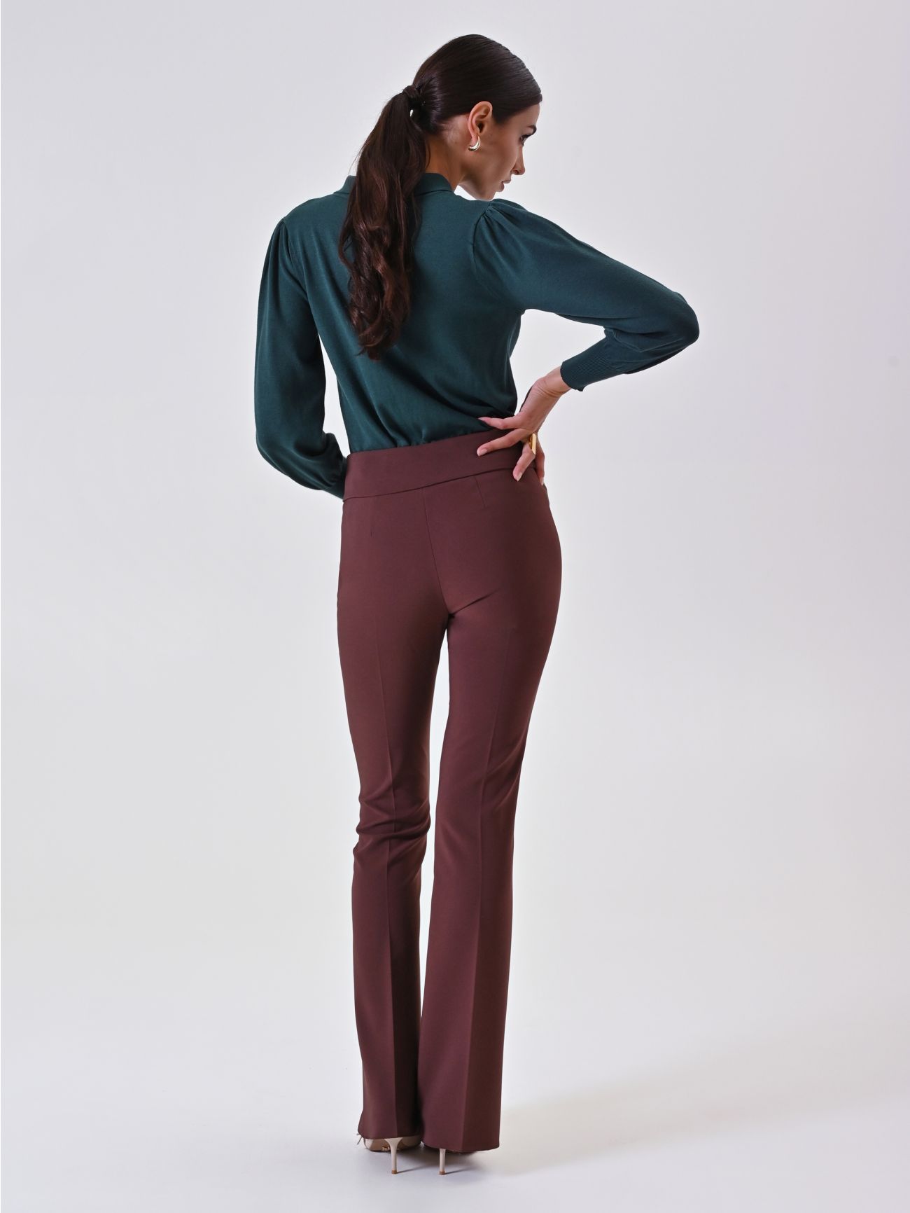 Pantalon évasé marron chocolat en tissu technique det_3