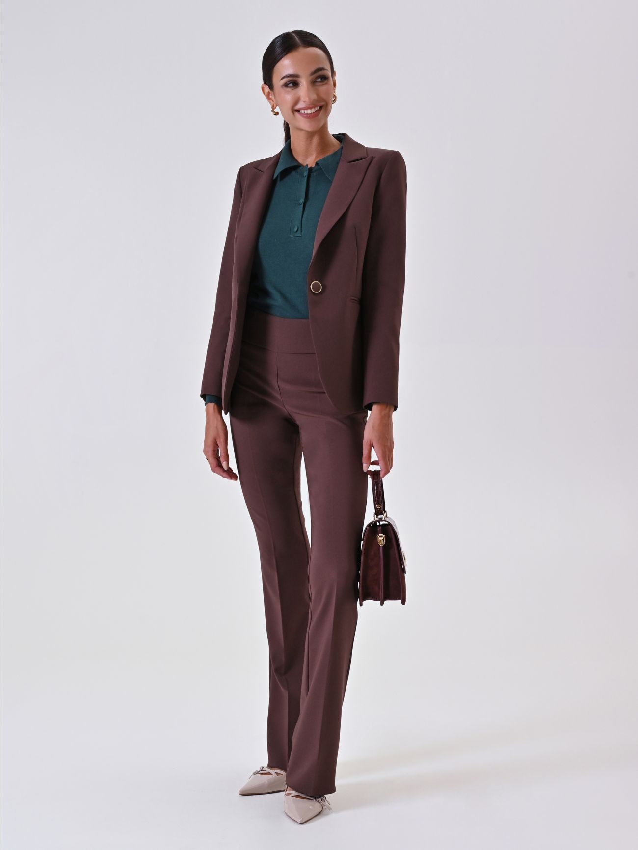 Pantalón flared en tejido técnico marrón chocolate  Rinascimento