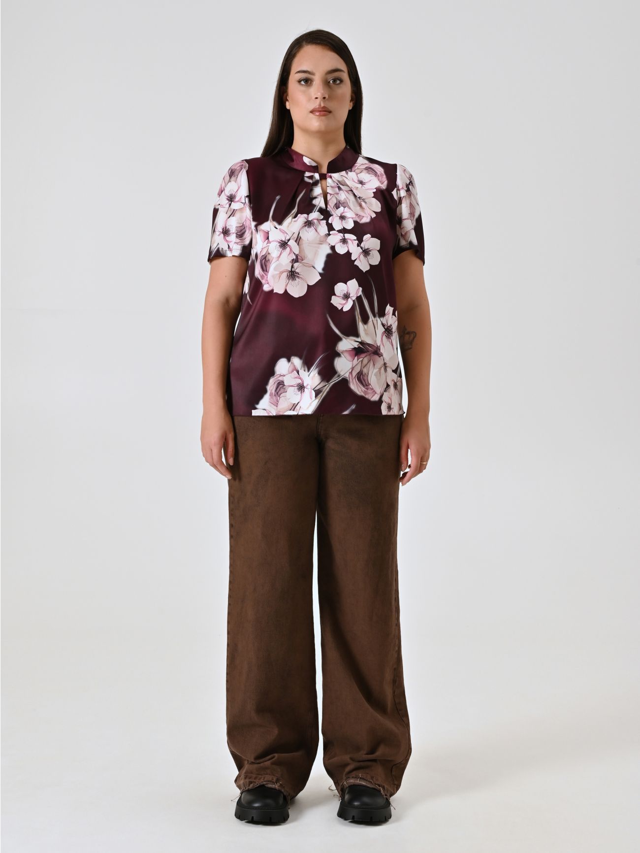 Blusa curvy burdeos con estampado floral det_1