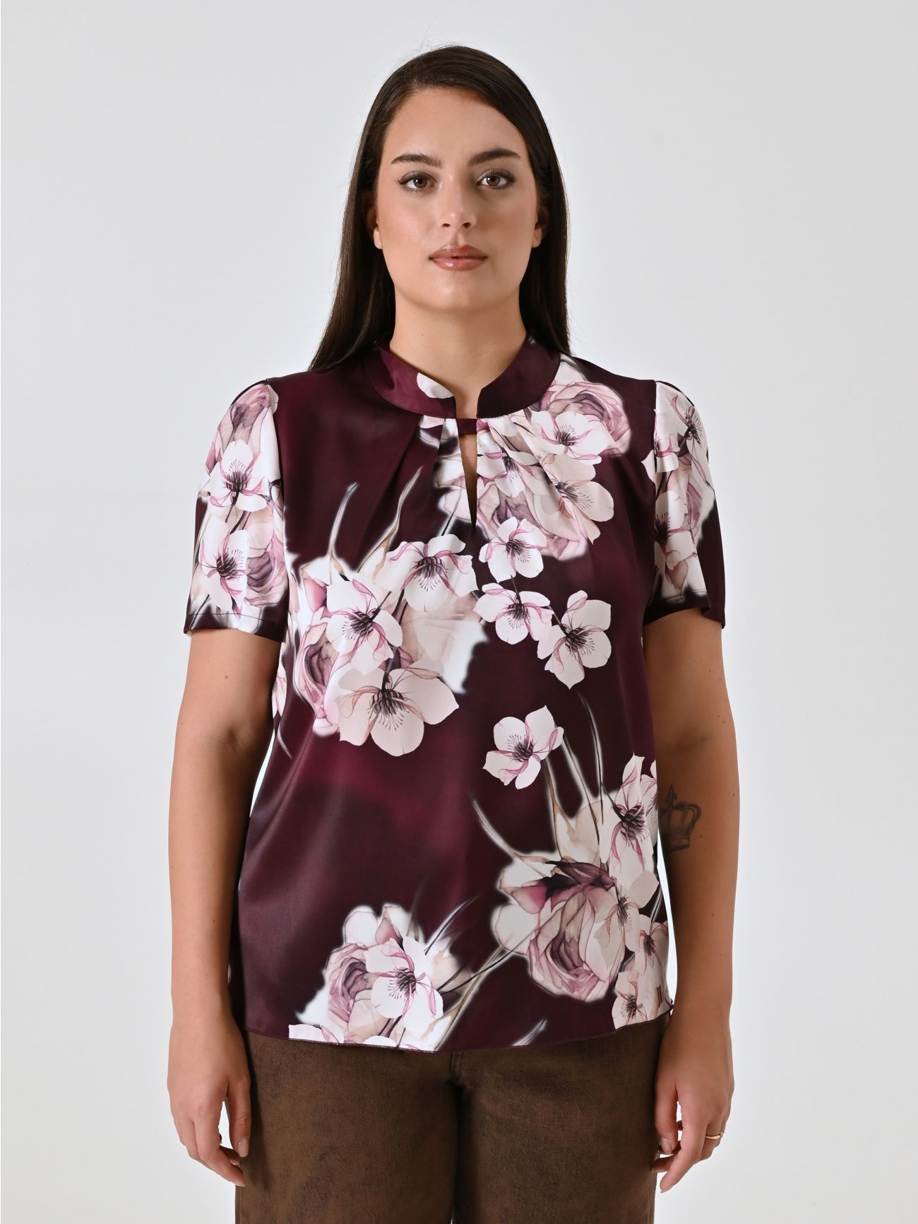 Blusa curvy burdeos con estampado floral det_2