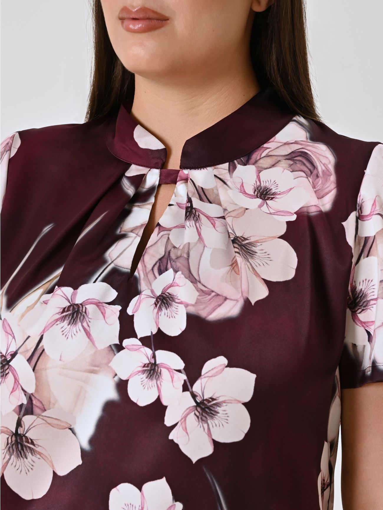 Blusa curvy burdeos con estampado floral in_i5