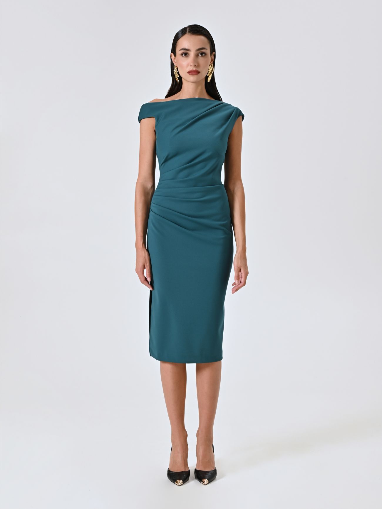 Vestido de tubo verde con tirantes asimétricos det_1