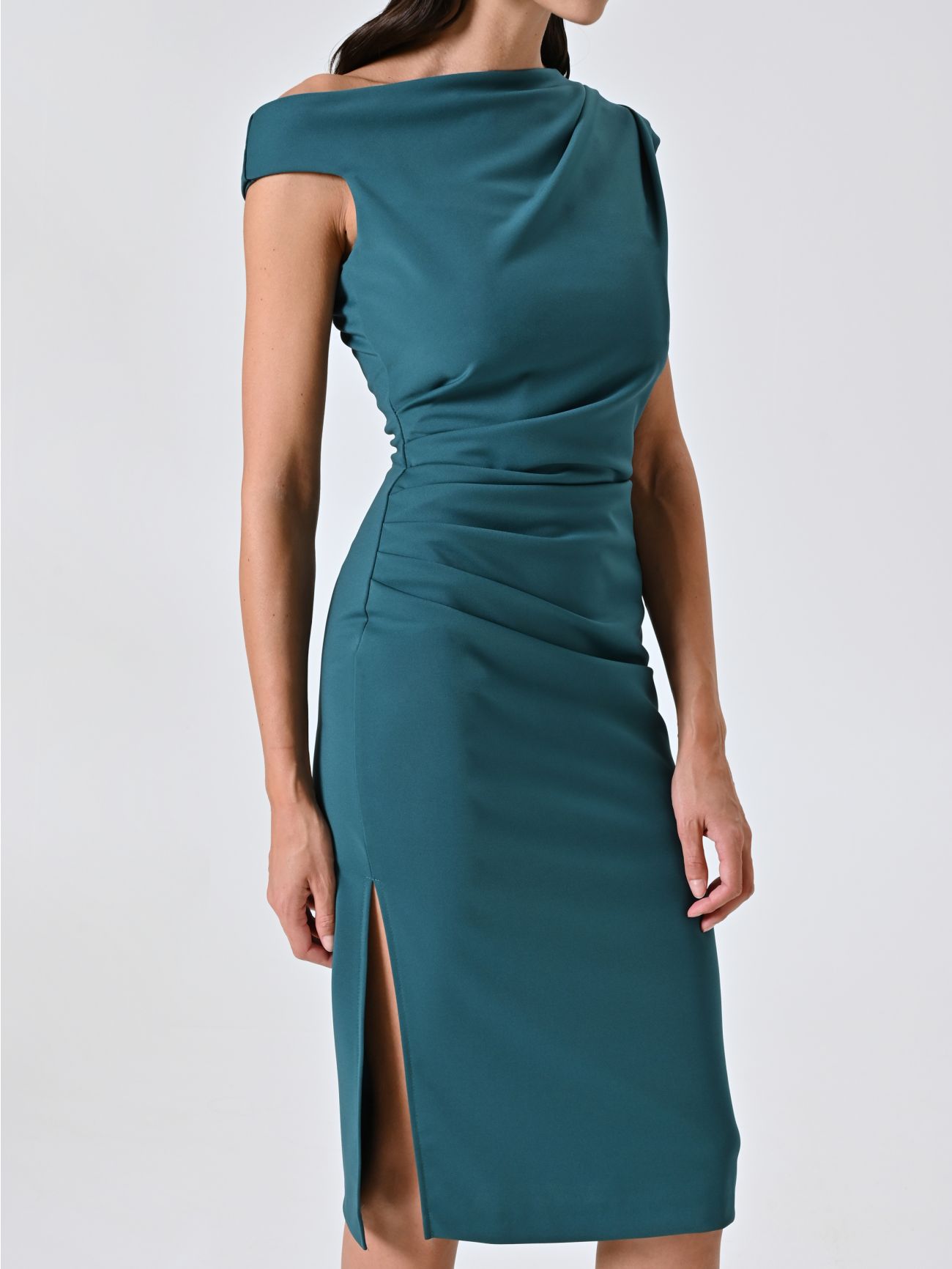 Vestido de tubo verde con tirantes asimétricos in_i5
