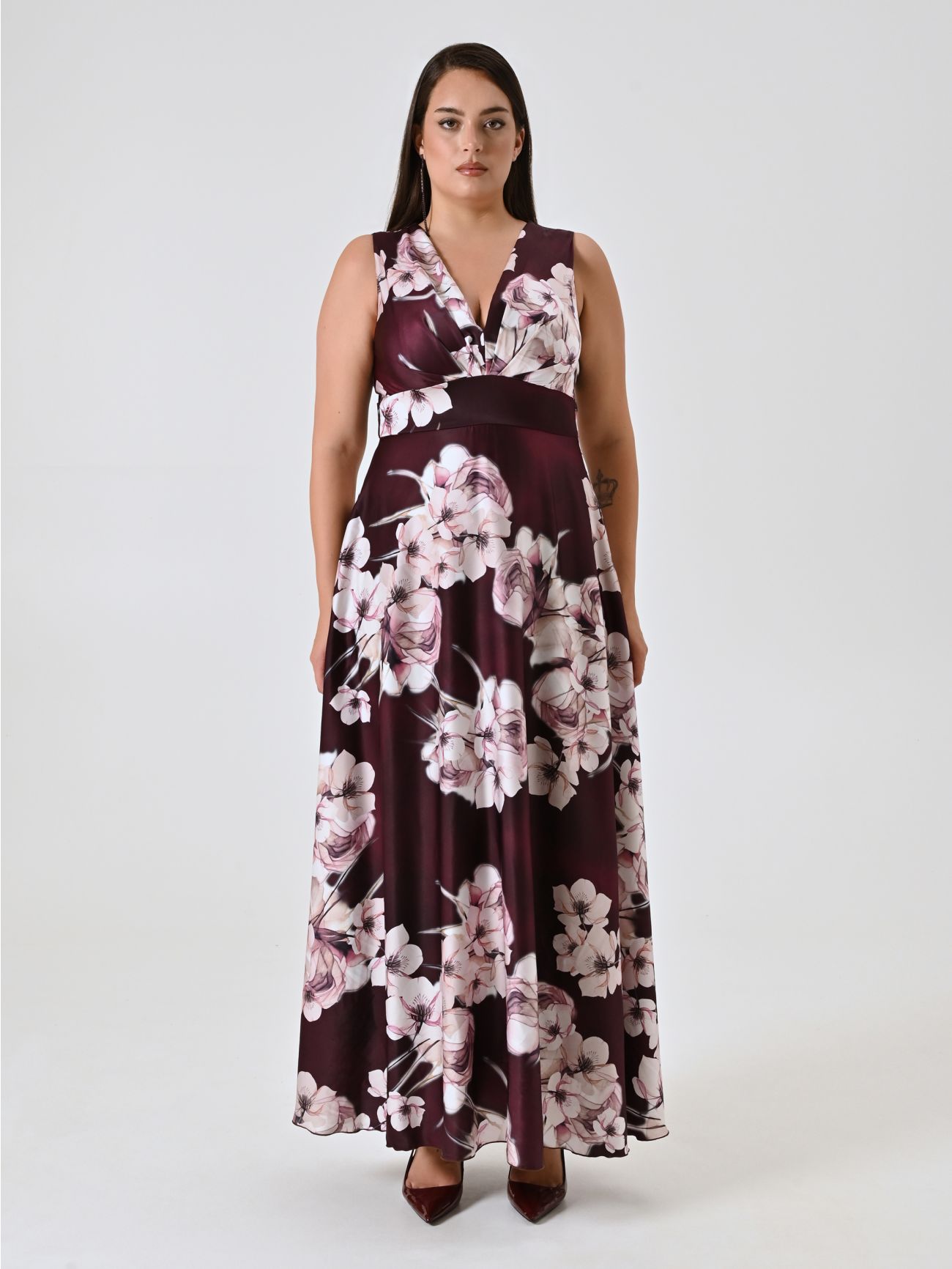 Vestido largo curvy burdeos con estampado floral det_1