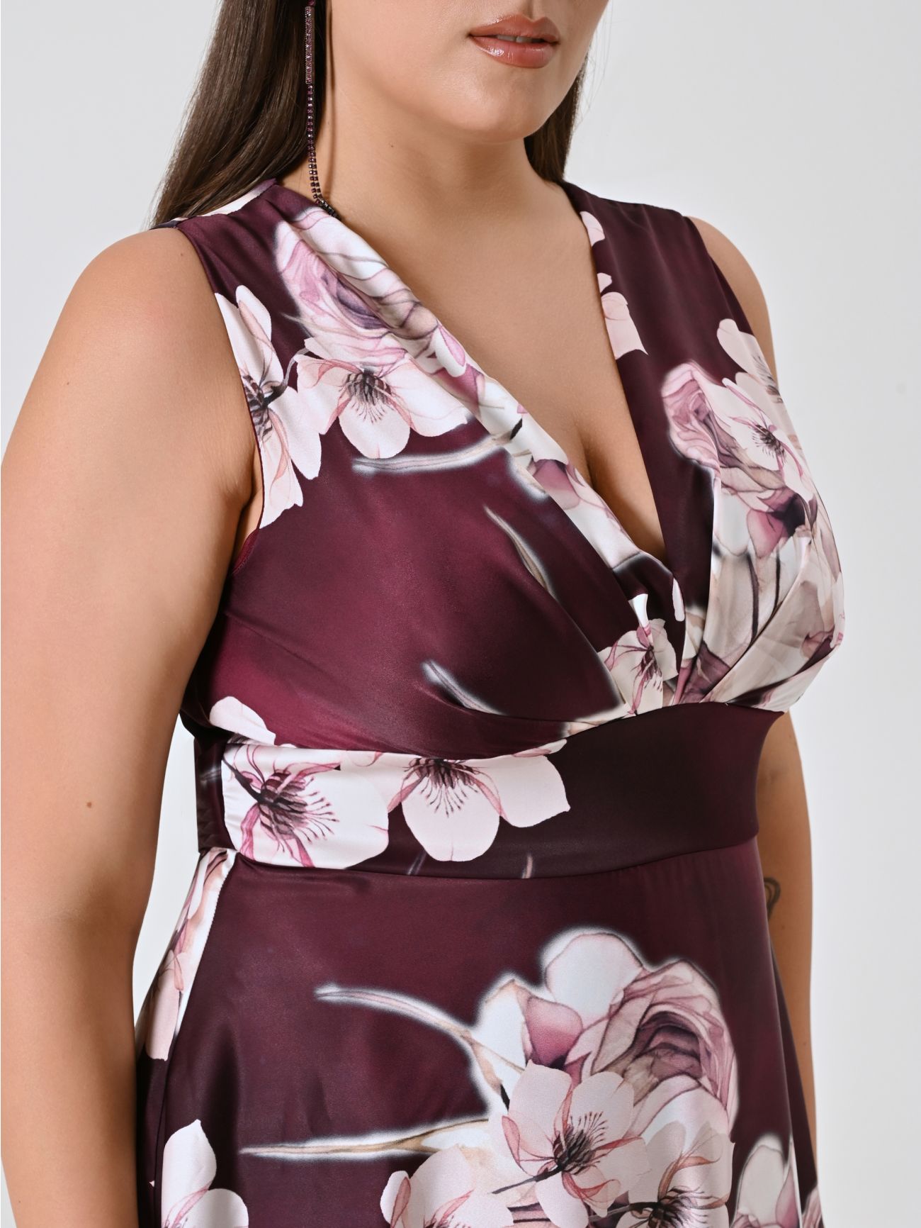 Vestido largo curvy burdeos con estampado floral in_i5