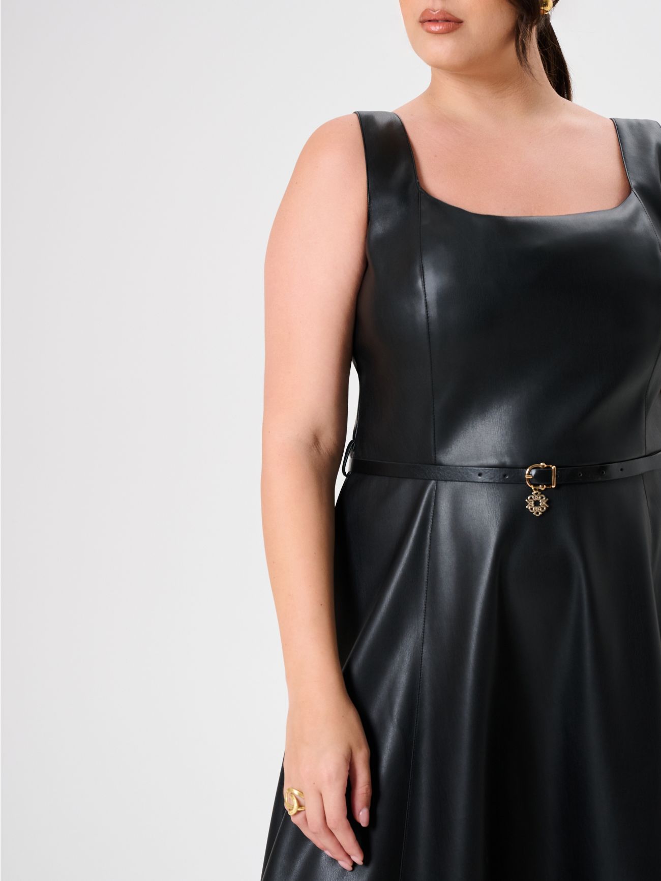 Vestido de vuelo curvy en piel sintética in_i5