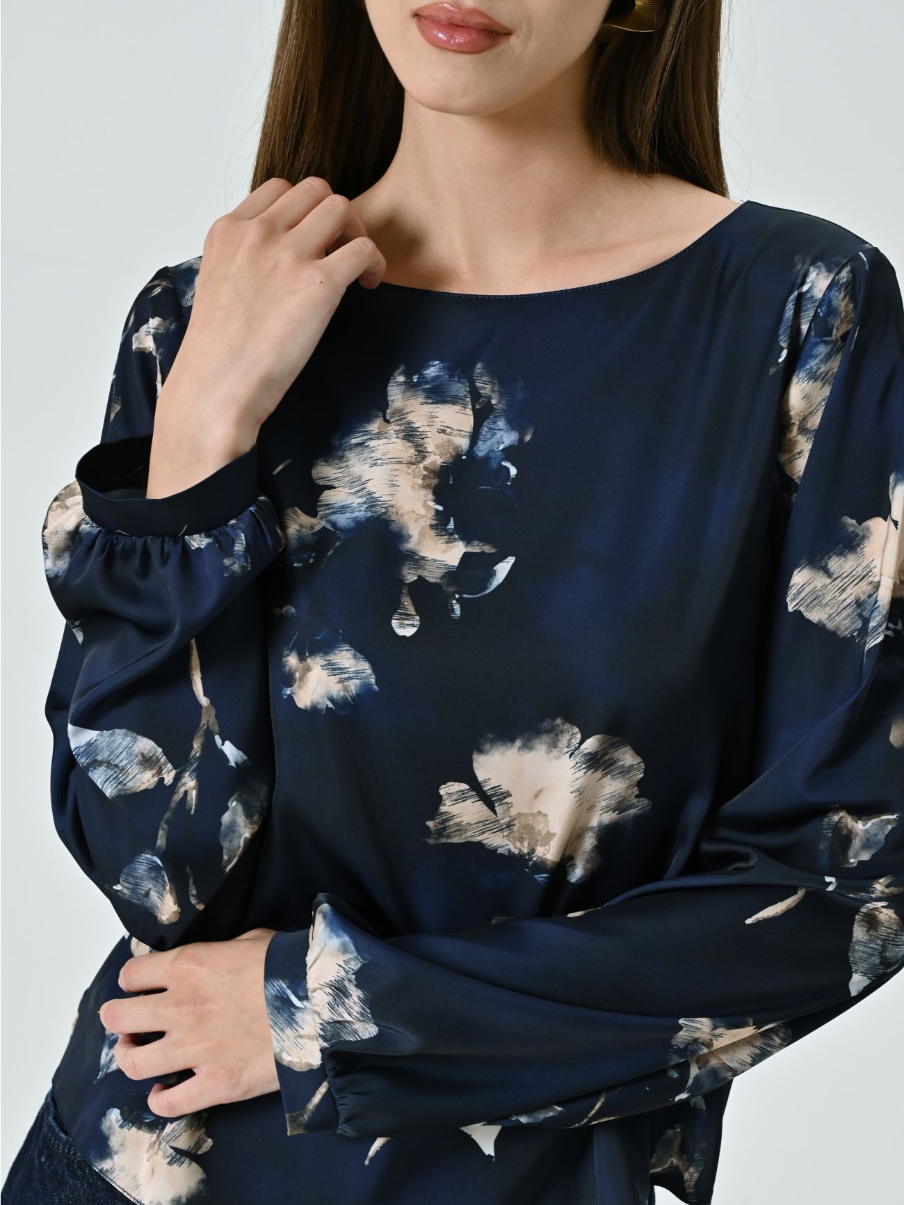 Bluse mit grünem Blumenmuster in_i5