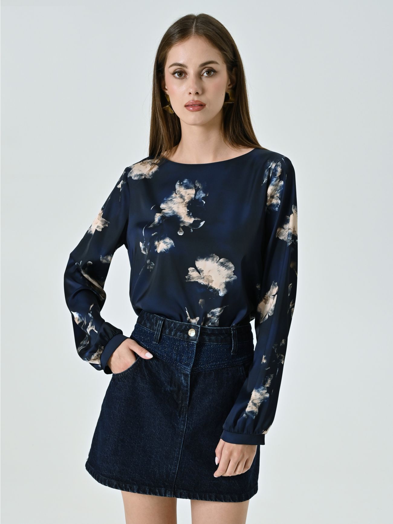 Bluse mit grünem Blumenmuster in_i7