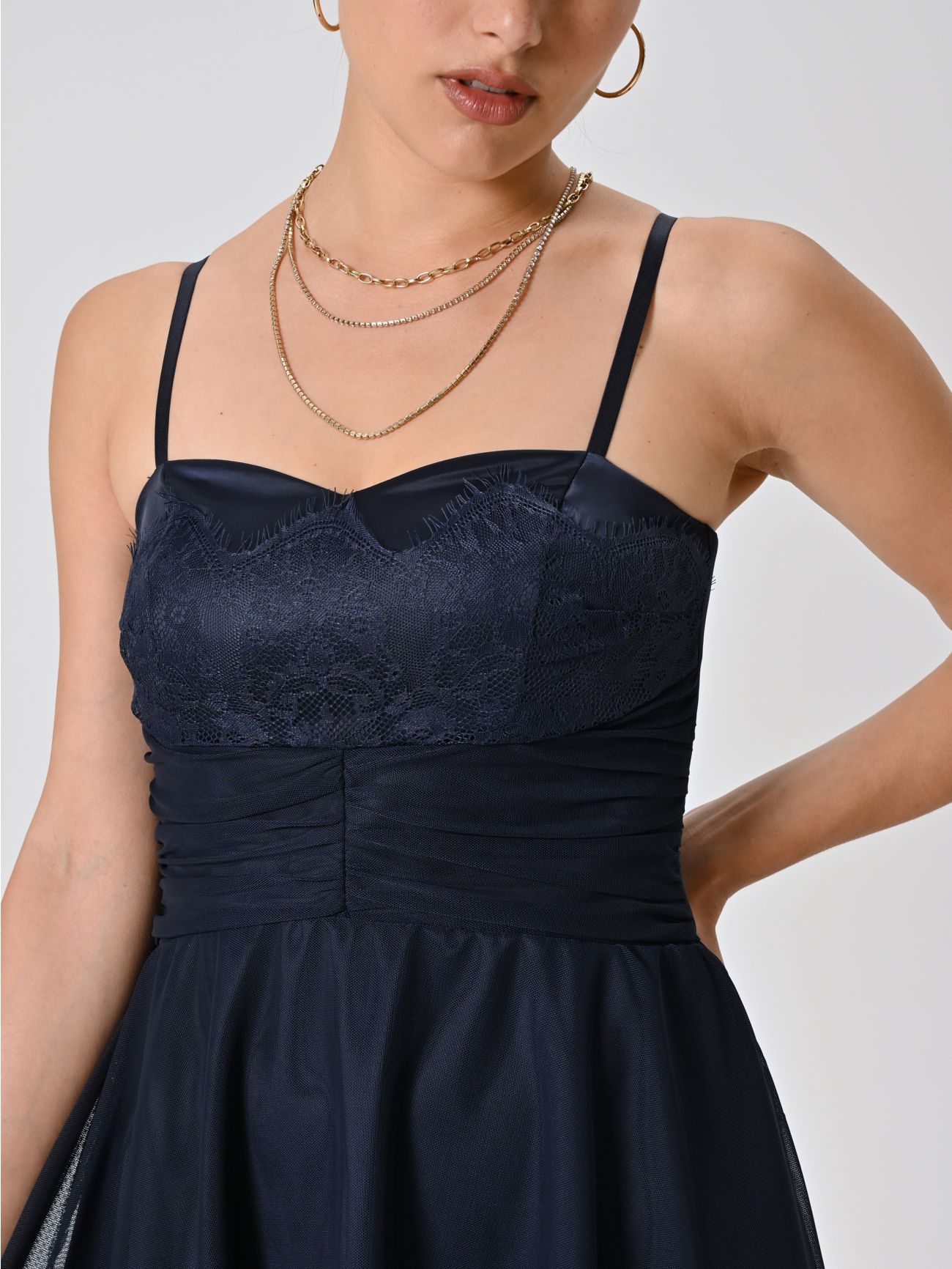 Kurzes Kleid mit Tellerrock in Marineblau in_i5