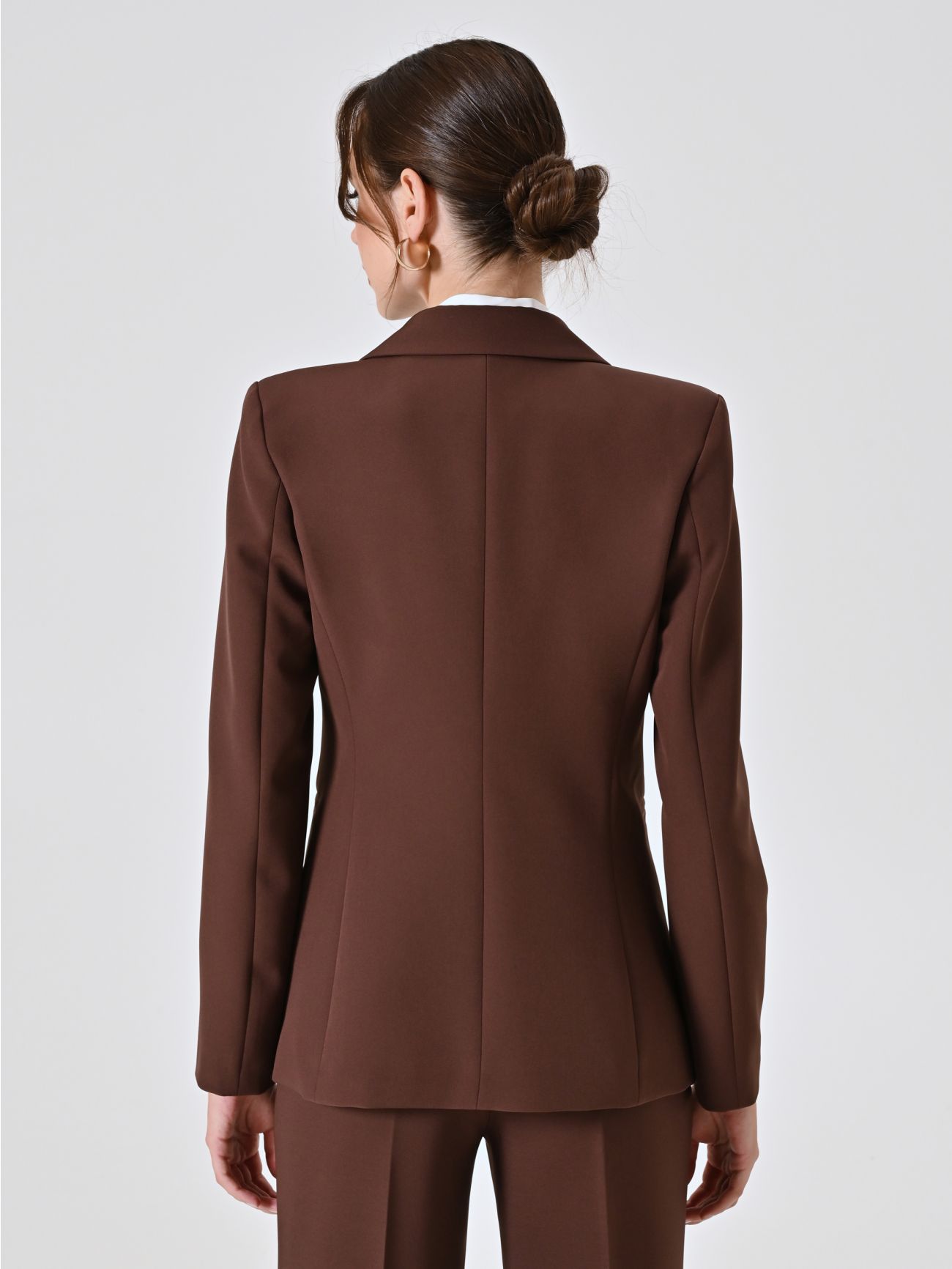 Einreihige Jacke aus technischem Gewebe in Braun det_3