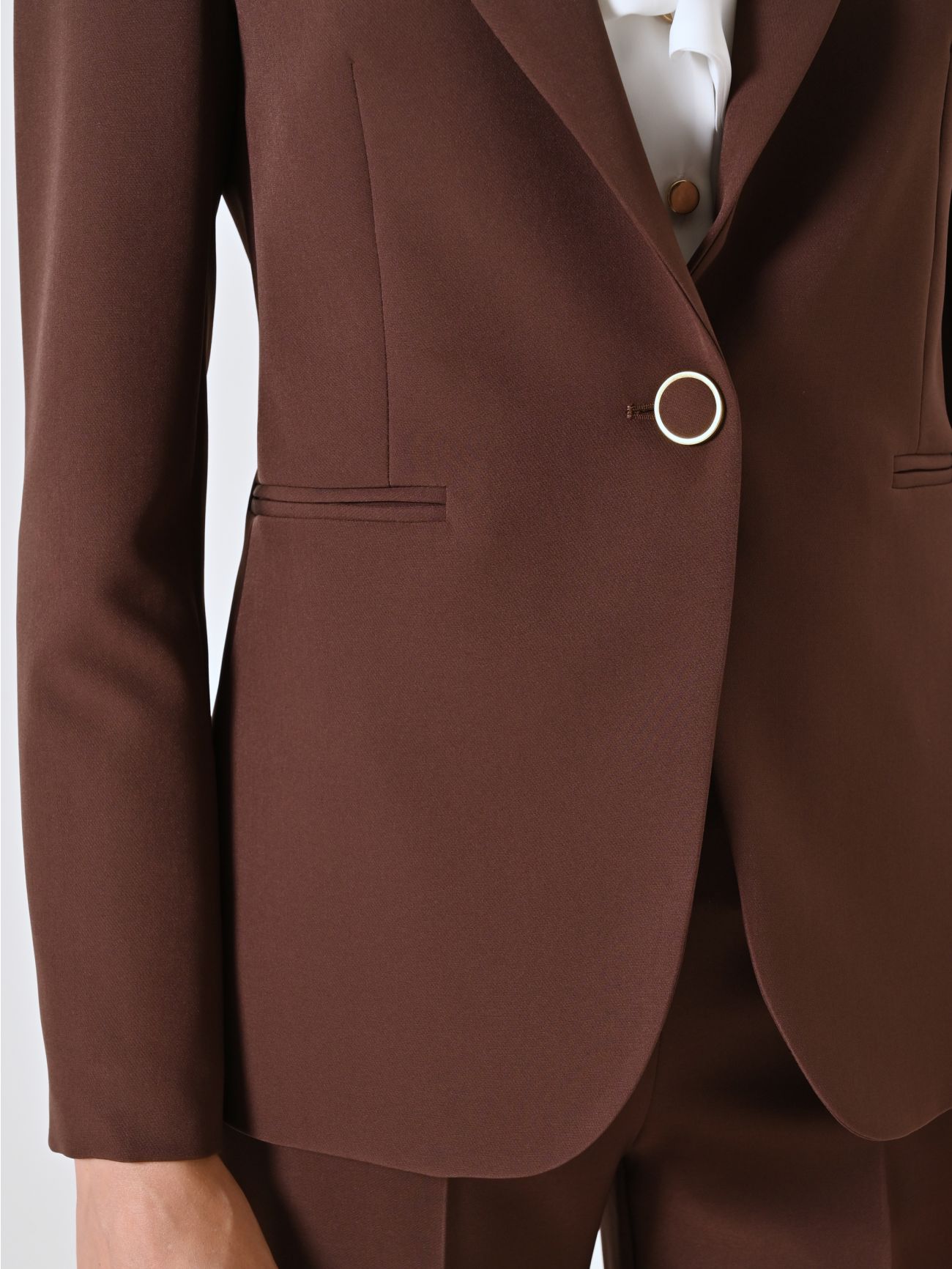 Einreihige Jacke aus technischem Gewebe in Braun in_i5