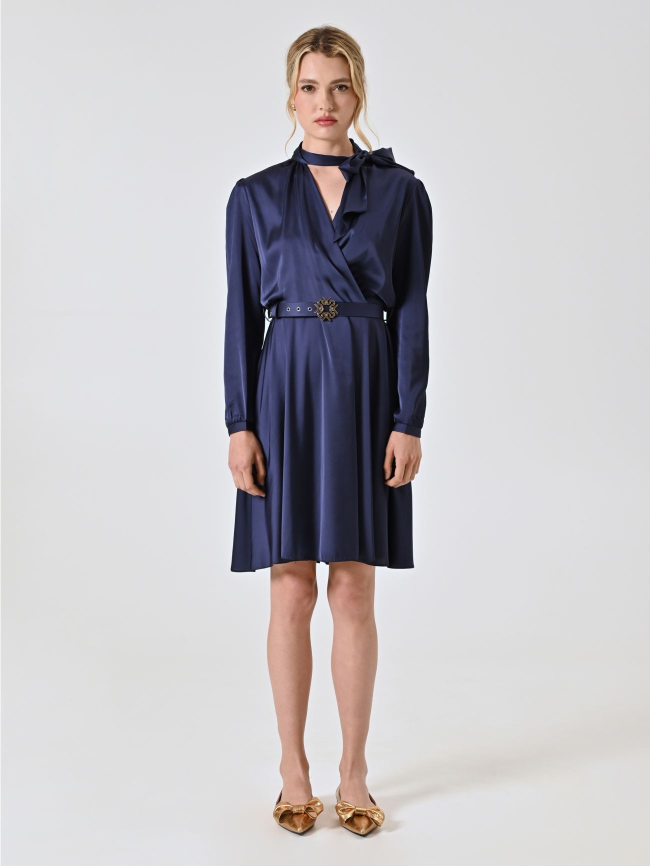 Kleid in Marineblau mit Schleife det_1