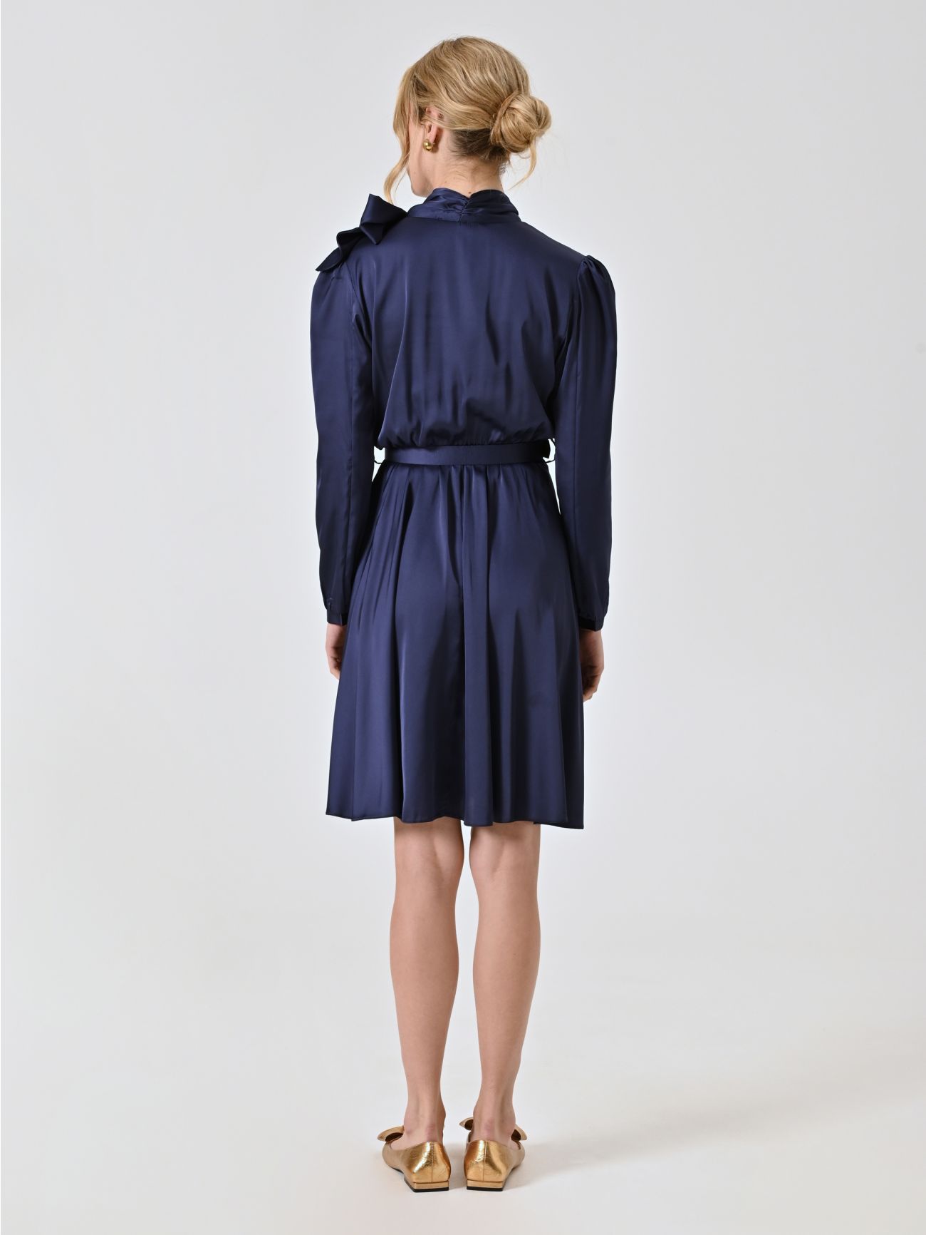 Kleid in Marineblau mit Schleife det_3