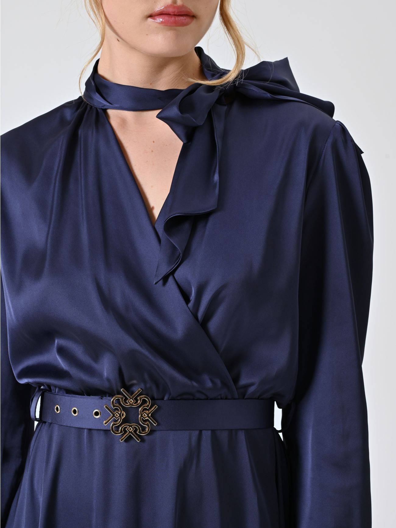 Kleid in Marineblau mit Schleife in_i5
