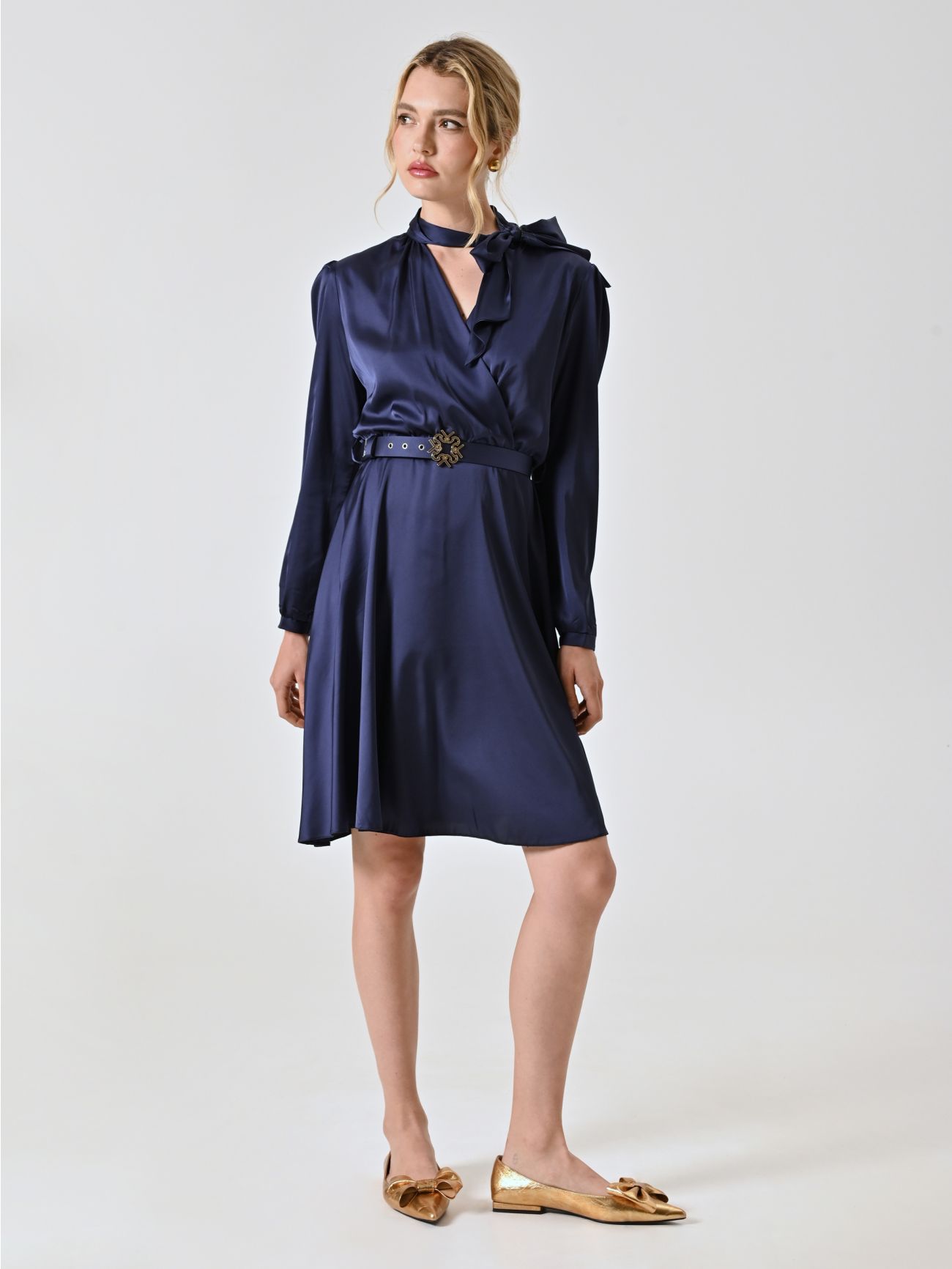 Kleid in Marineblau mit Schleife in_i7
