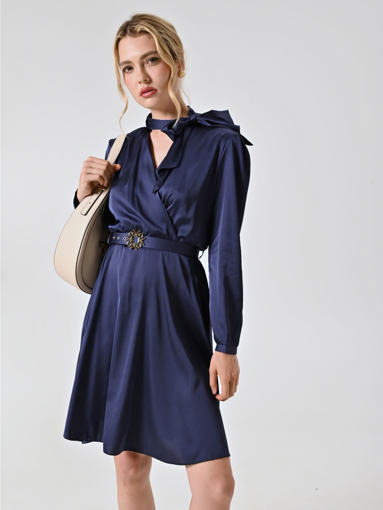 Kleid in Marineblau mit Schleife sp_e1