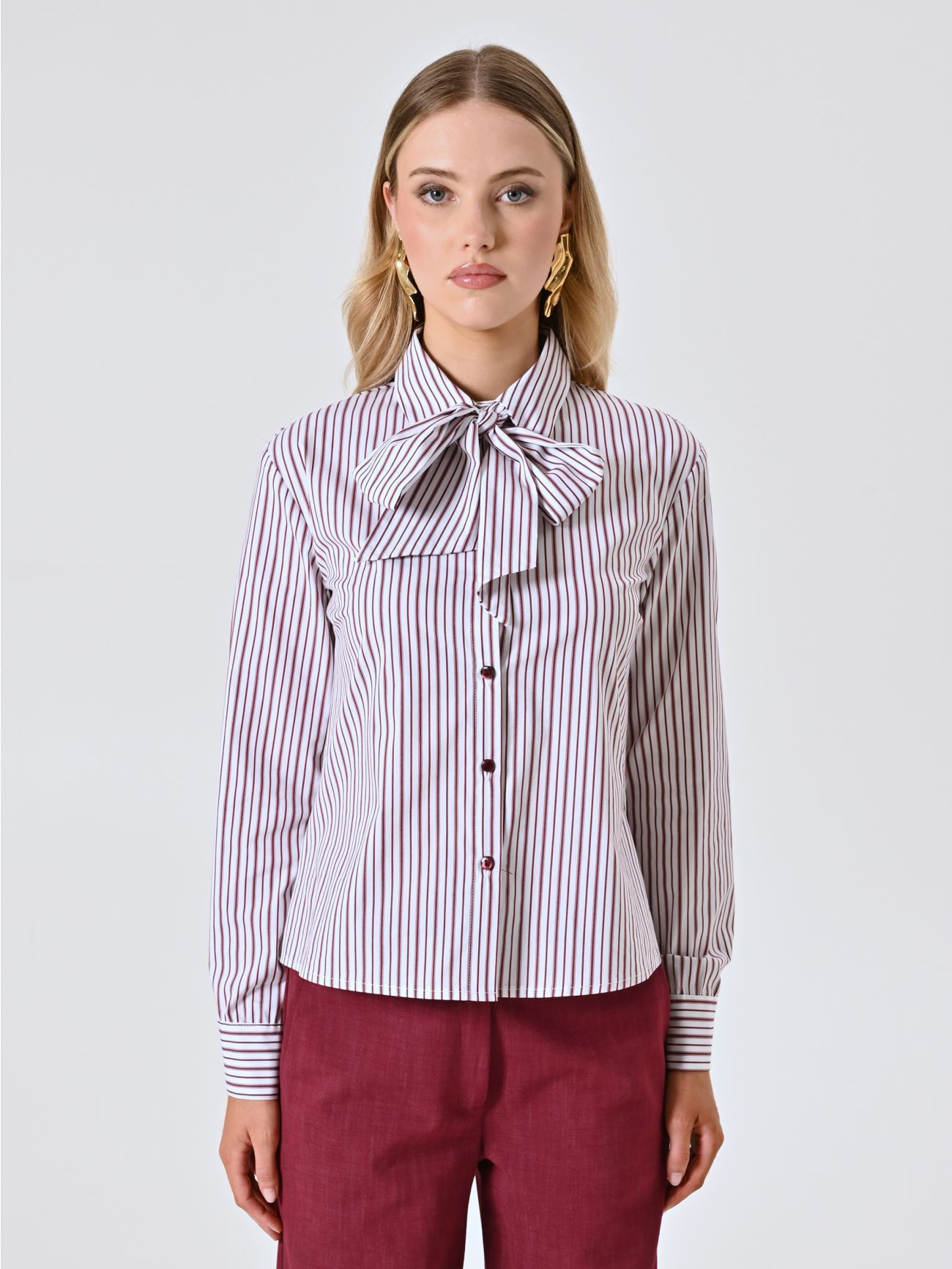Camisa a rayas burdeos con lazo det_2