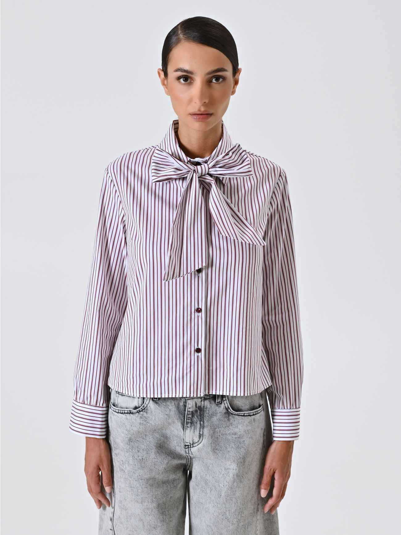 Gestreifte Bluse in Bordeaux mit Schleife det_2