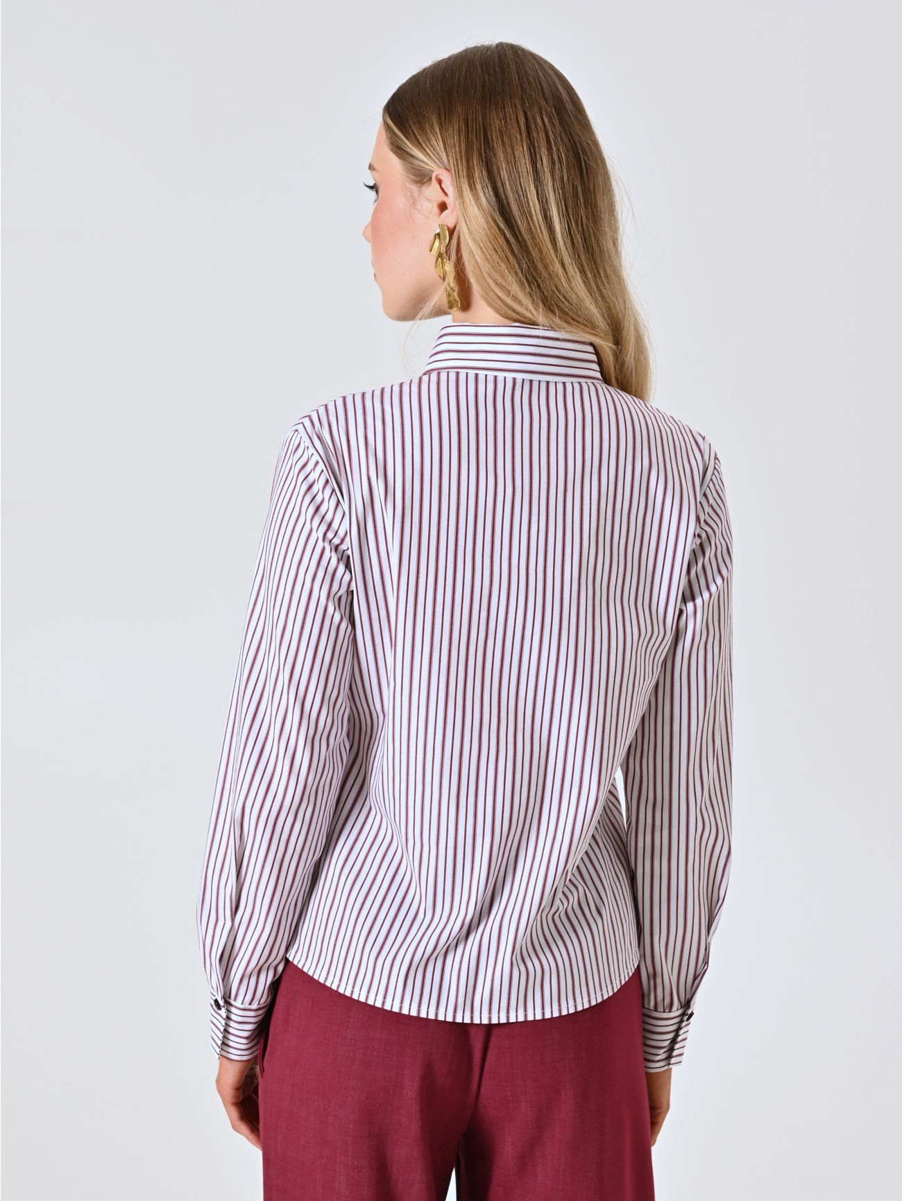 Camisa a rayas burdeos con lazo det_3