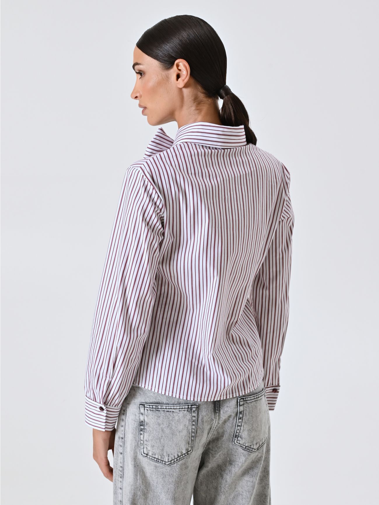 Gestreifte Bluse in Bordeaux mit Schleife det_3
