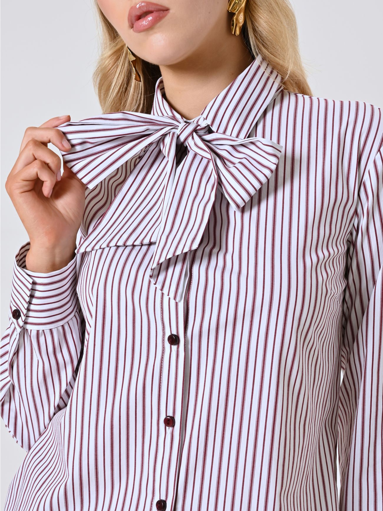 Camisa a rayas burdeos con lazo in_i5