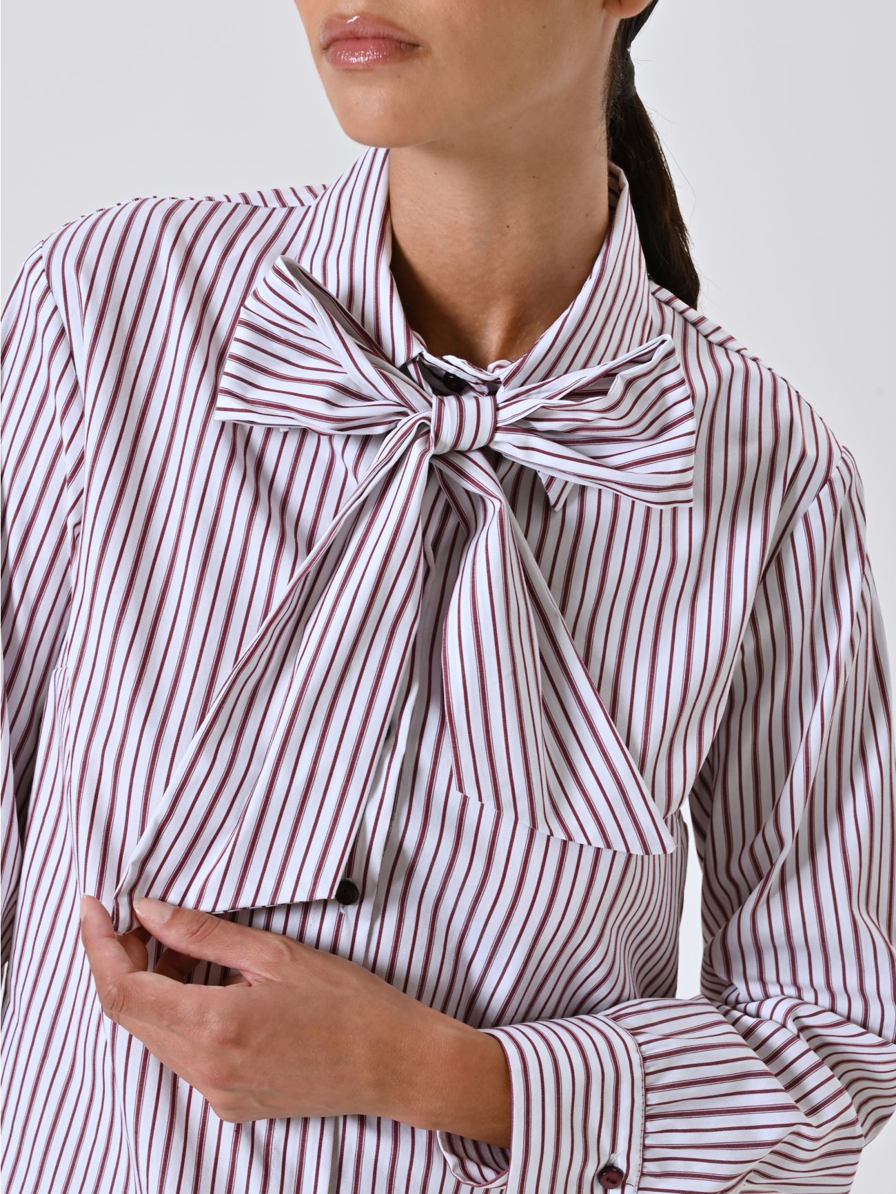 Gestreifte Bluse in Bordeaux mit Schleife in_i5