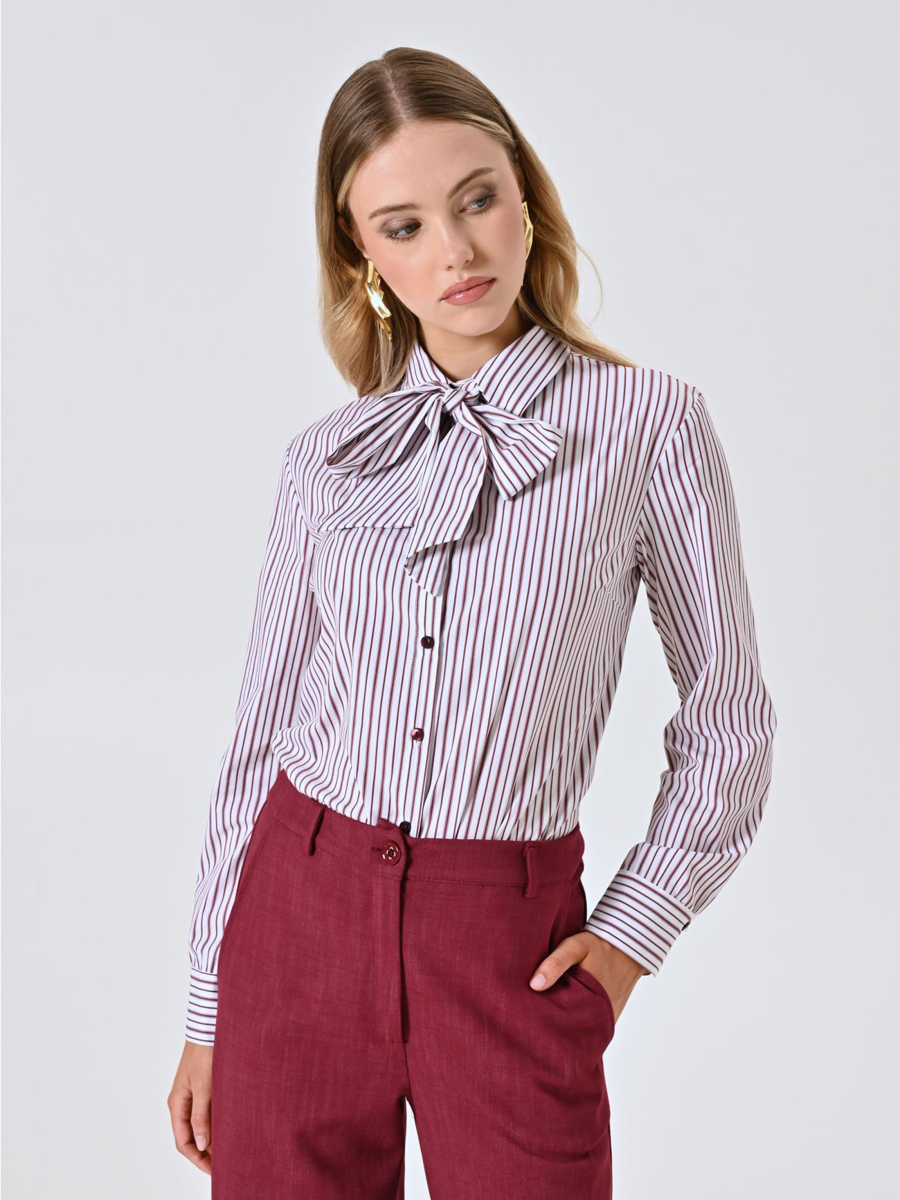 Camisa a rayas burdeos con lazo in_i7