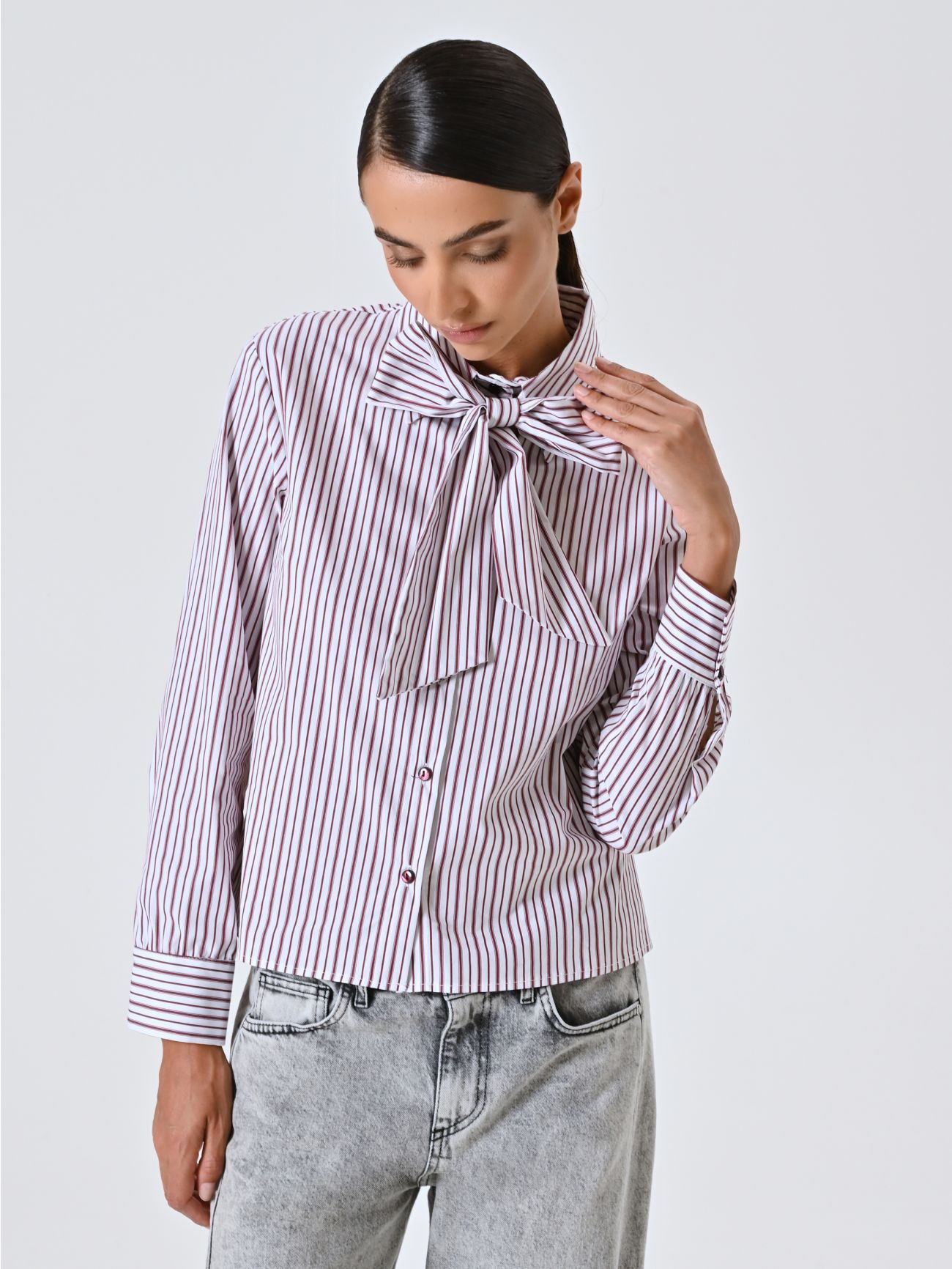 Gestreifte Bluse in Bordeaux mit Schleife in_i7