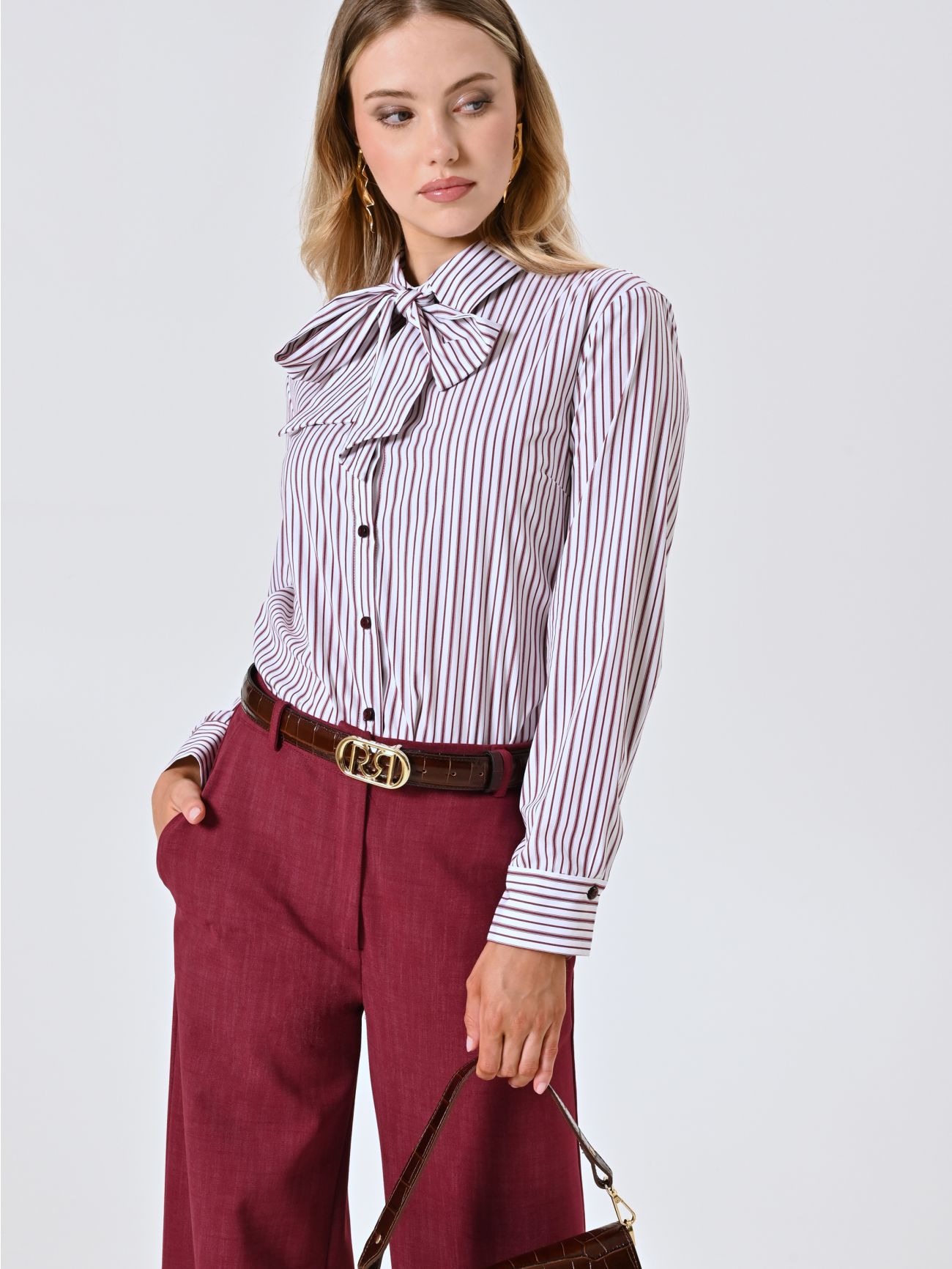 Camisa a rayas burdeos con lazo  Rinascimento