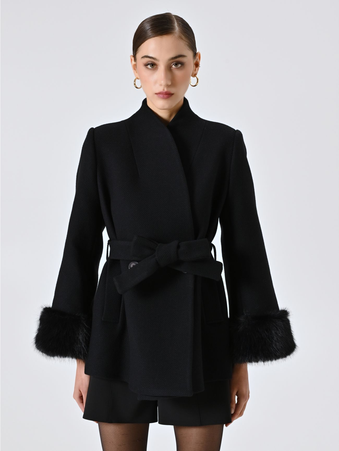 Cappotto Corto Nero misto Lana con Inserti effetto Pelliccia det_2