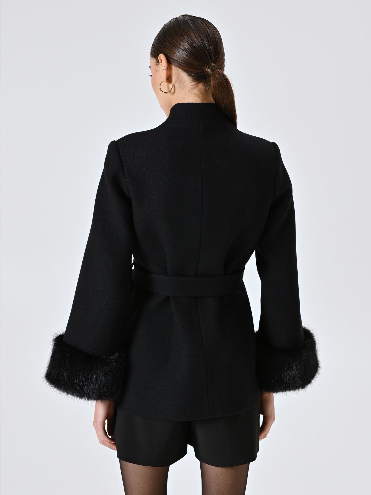 Cappotto Corto Nero misto Lana con Inserti effetto Pelliccia det_3