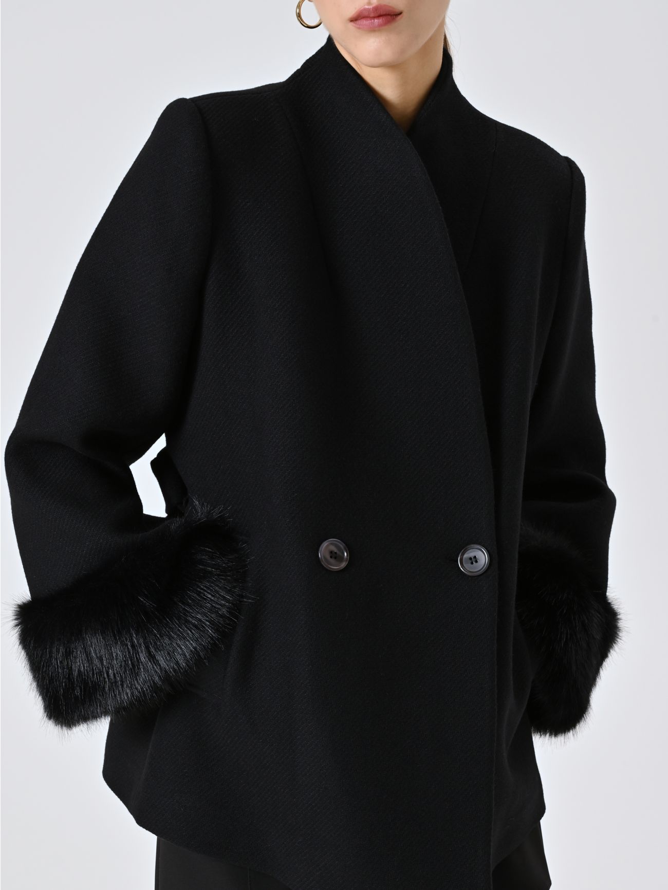 Cappotto Corto Nero misto Lana con Inserti effetto Pelliccia in_i5