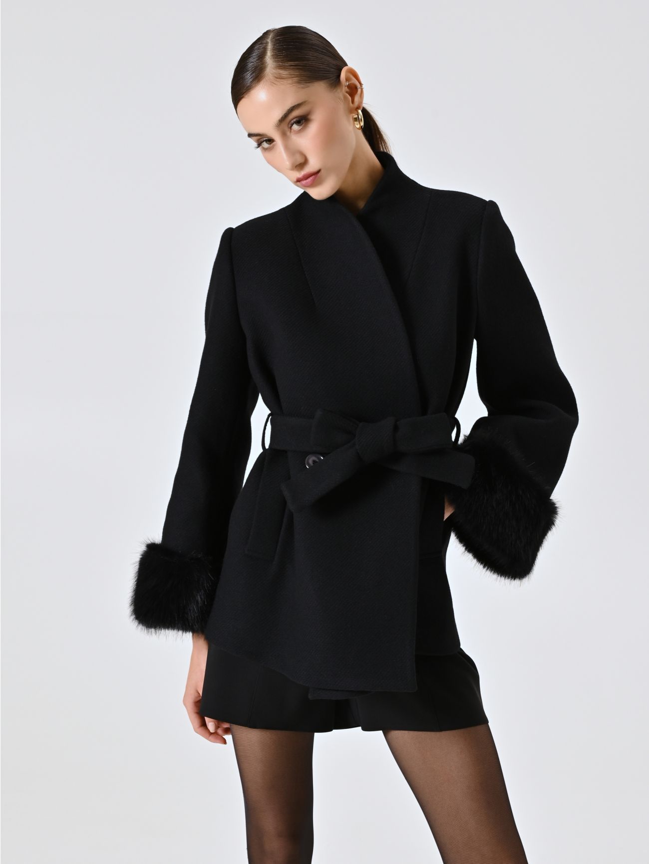 Cappotto Corto Nero misto Lana con Inserti effetto Pelliccia in_i7