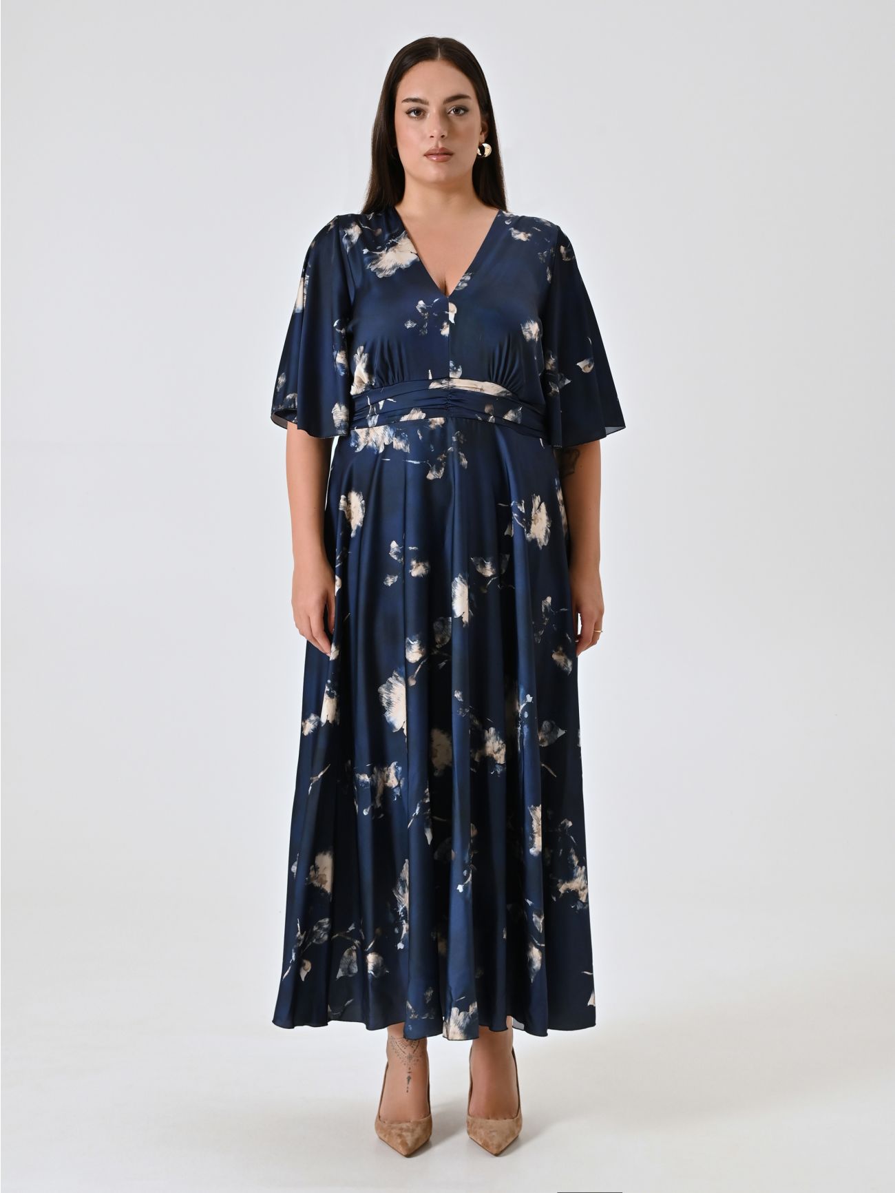 Vestido curvy azul con estampado floral det_1