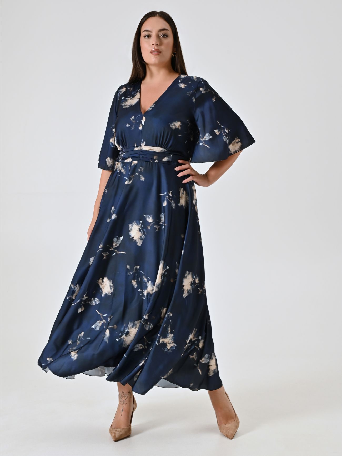 Vestido curvy azul con estampado floral in_i7