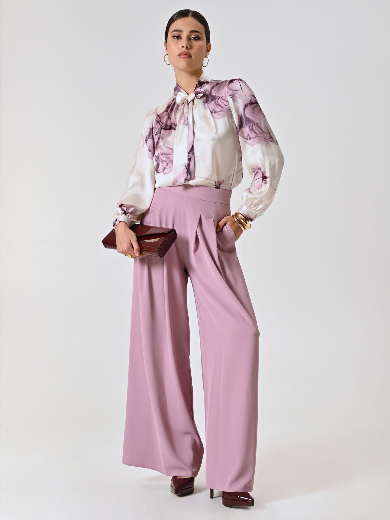 Pantalón amplio malva con pinzas  Rinascimento