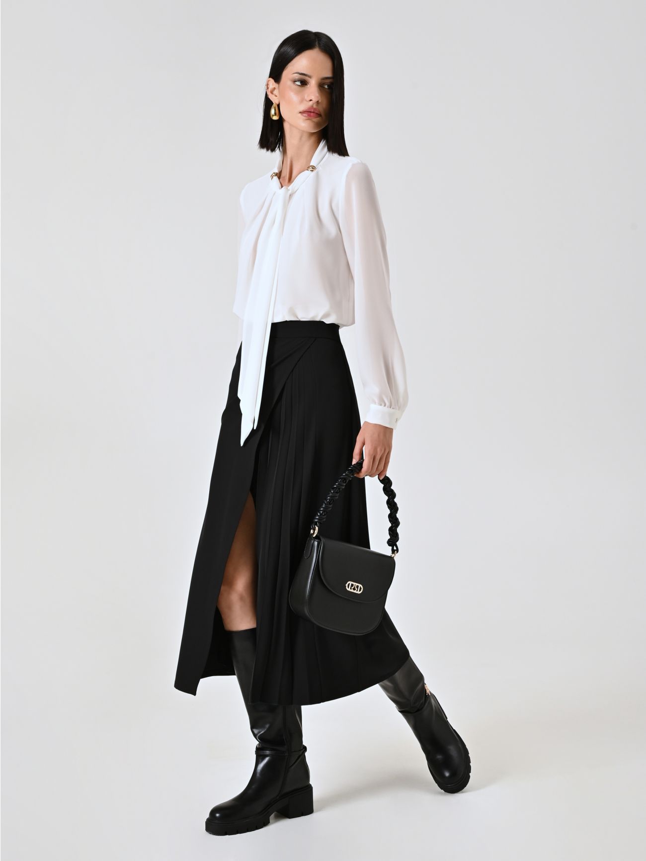 Schwarzer Midi-Rock mit plissiertem Detail sp_e1