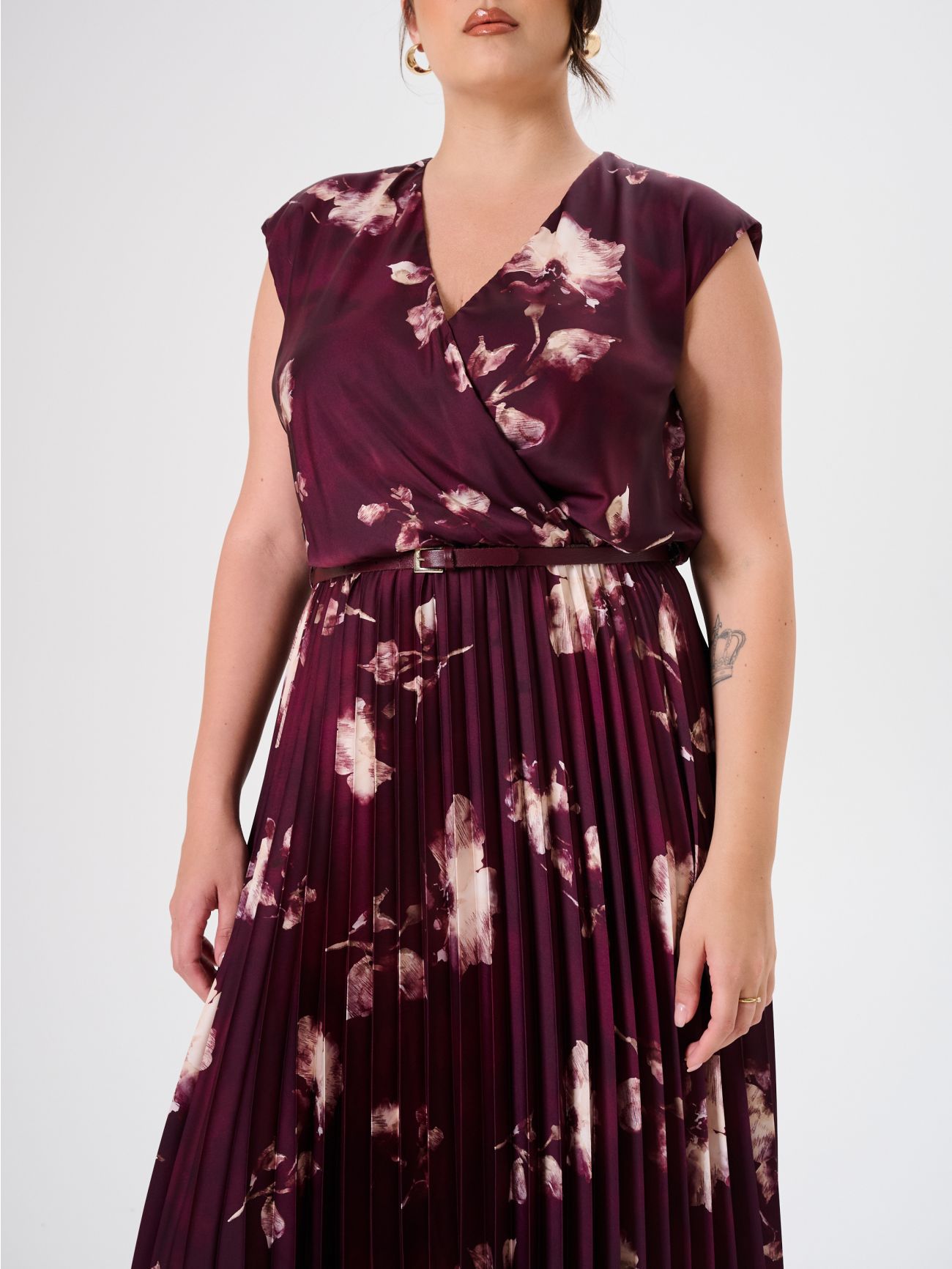 Vestido plisado curvy con estampado floral in_i5