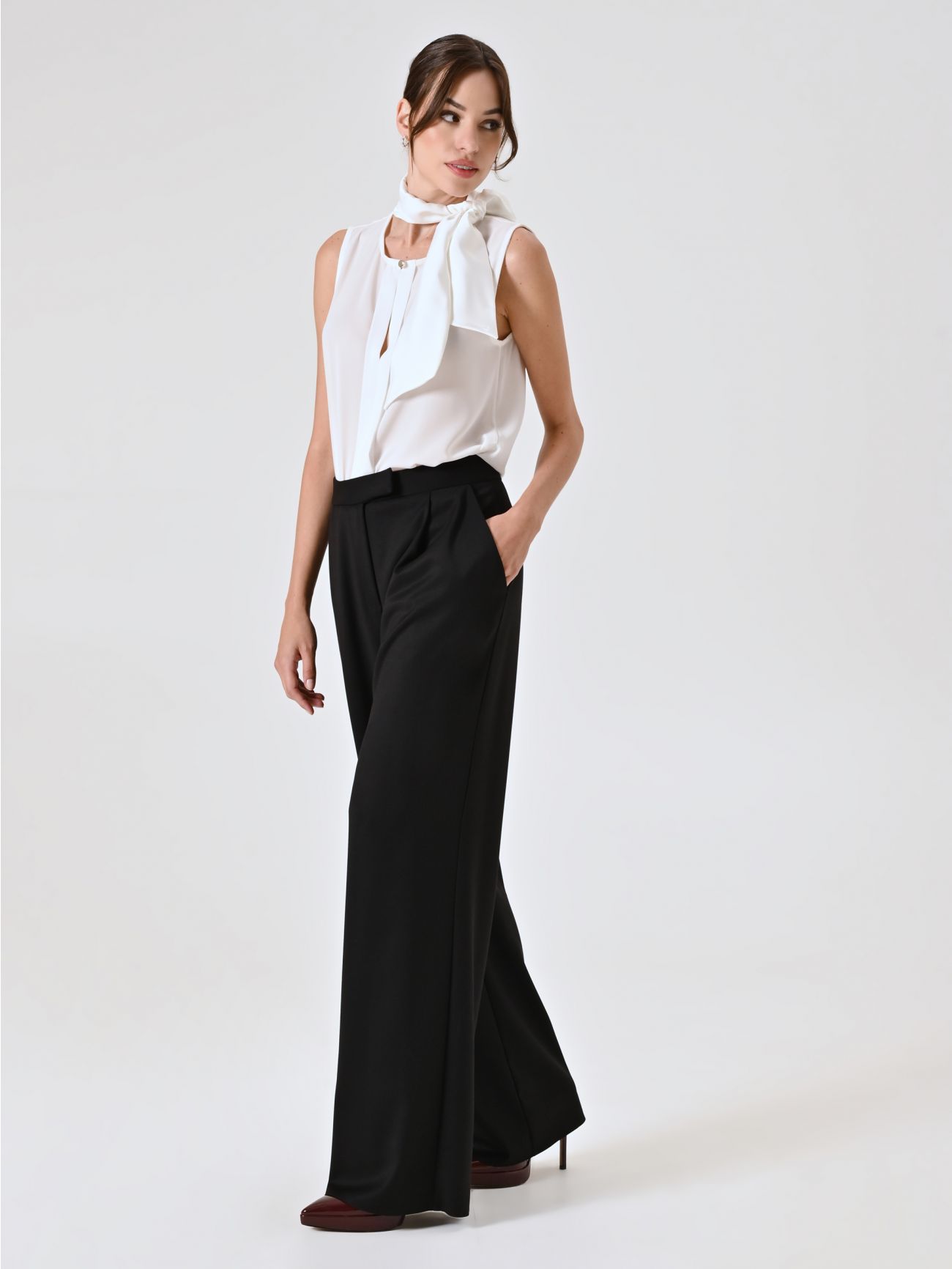 Black Tailored Trousers with Pleats in_i7