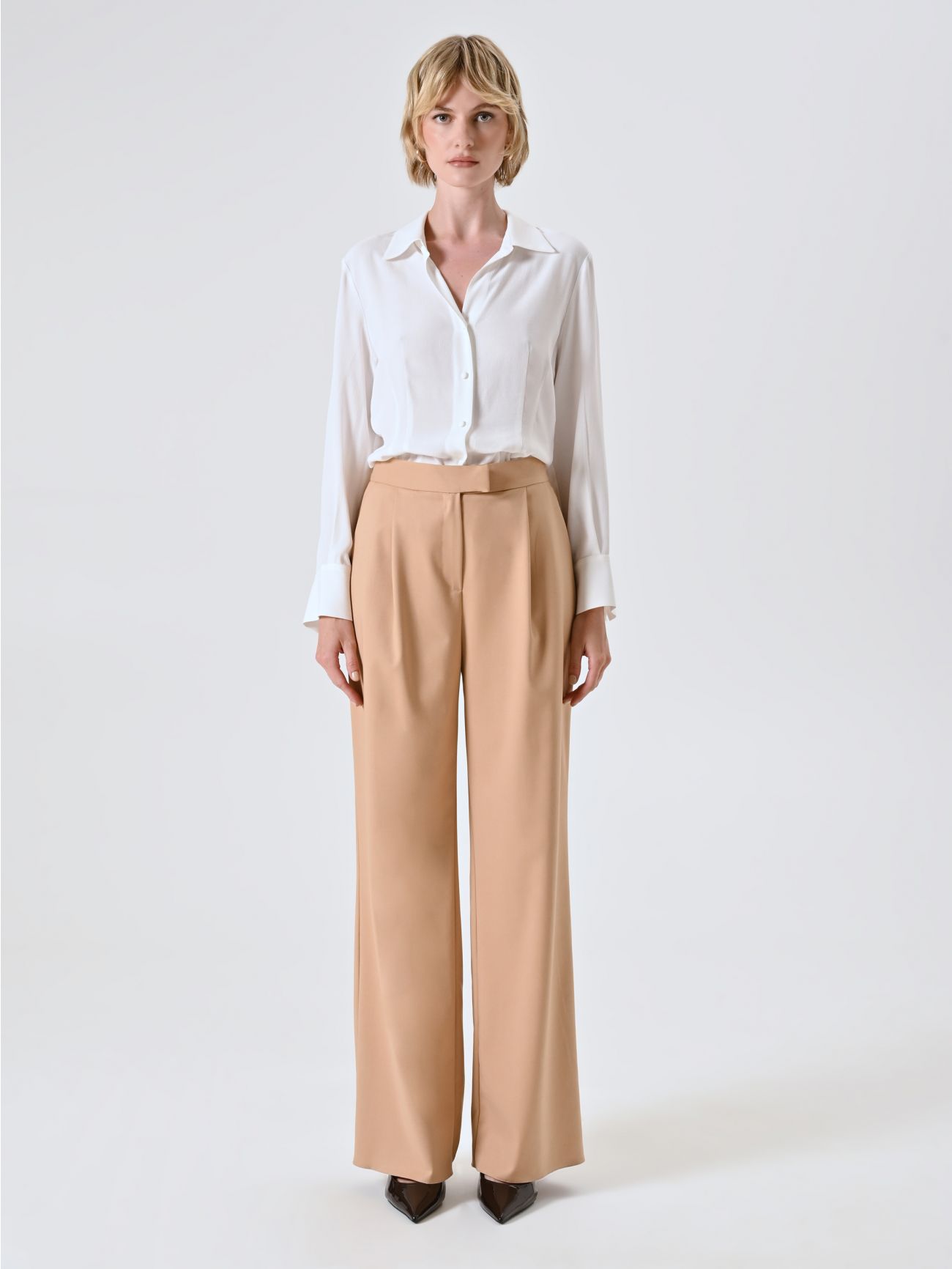 Pantalón sartorial beige con pinzas det_1