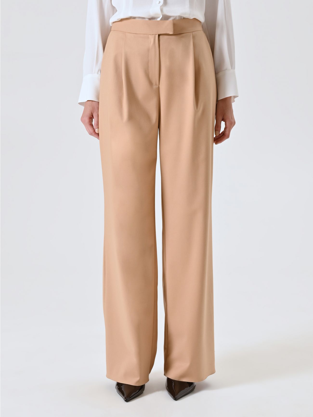Pantalón sartorial beige con pinzas det_2