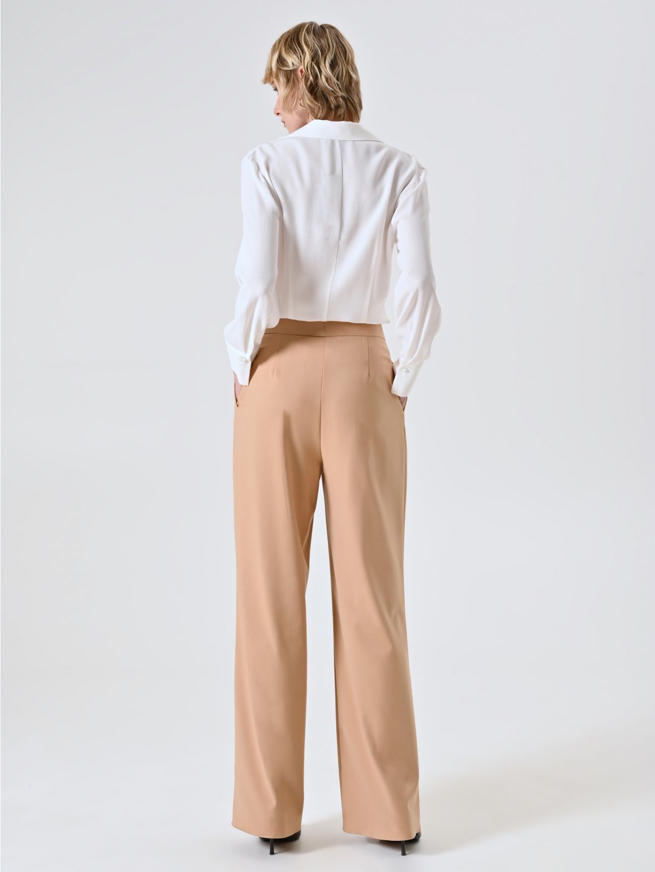 Pantalón sartorial beige con pinzas det_3