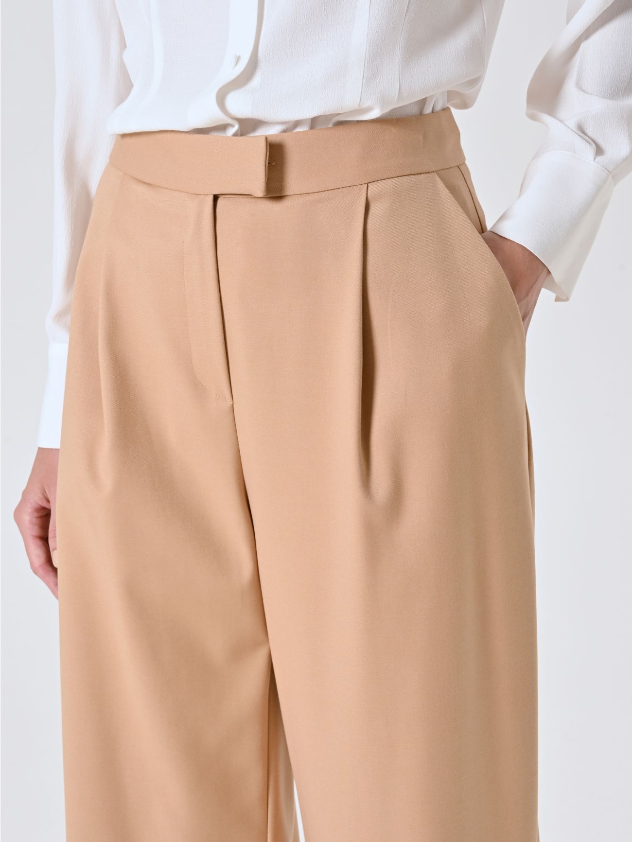 Pantalón sartorial beige con pinzas in_i5
