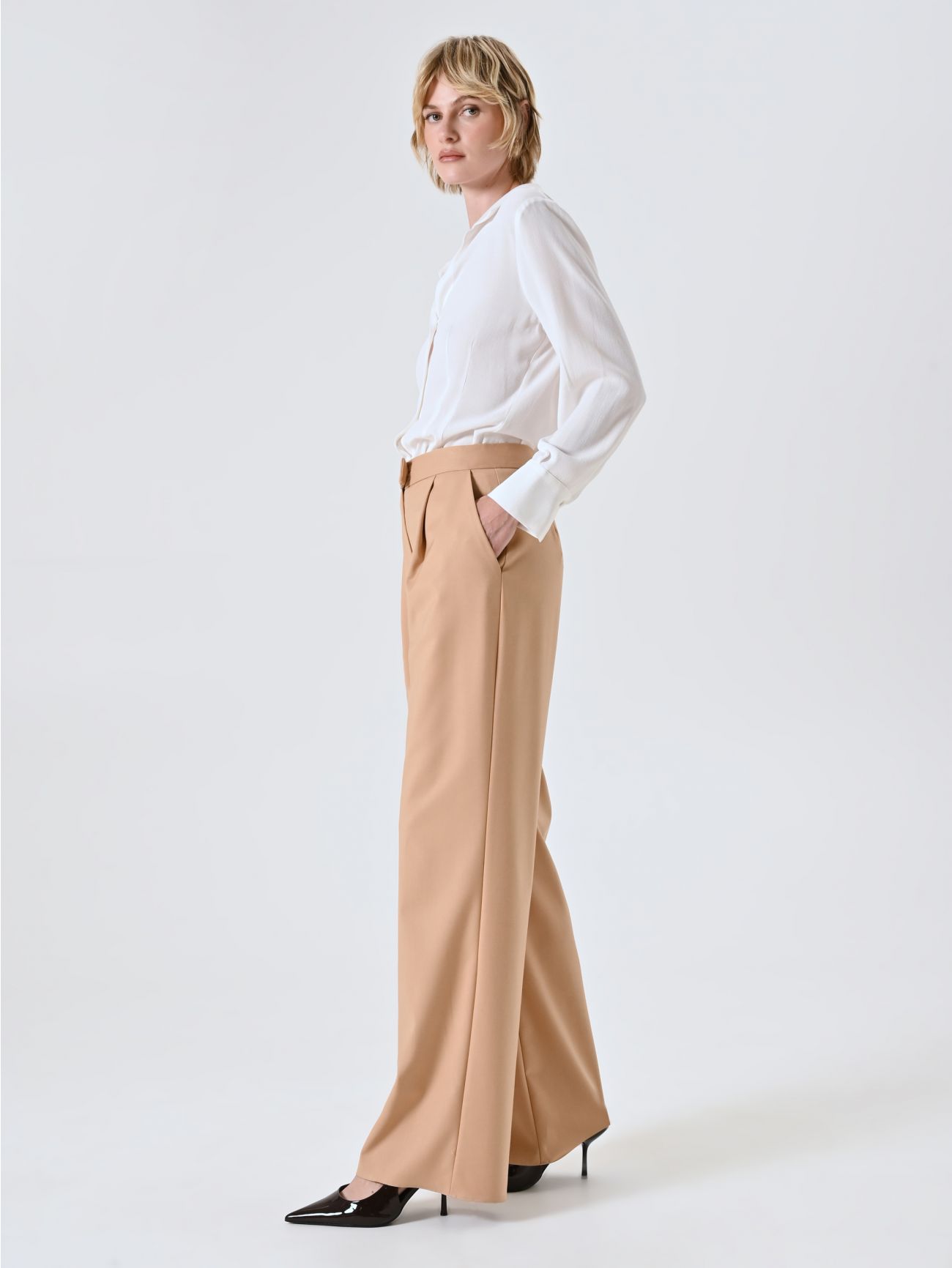 Pantalón sartorial beige con pinzas in_i7