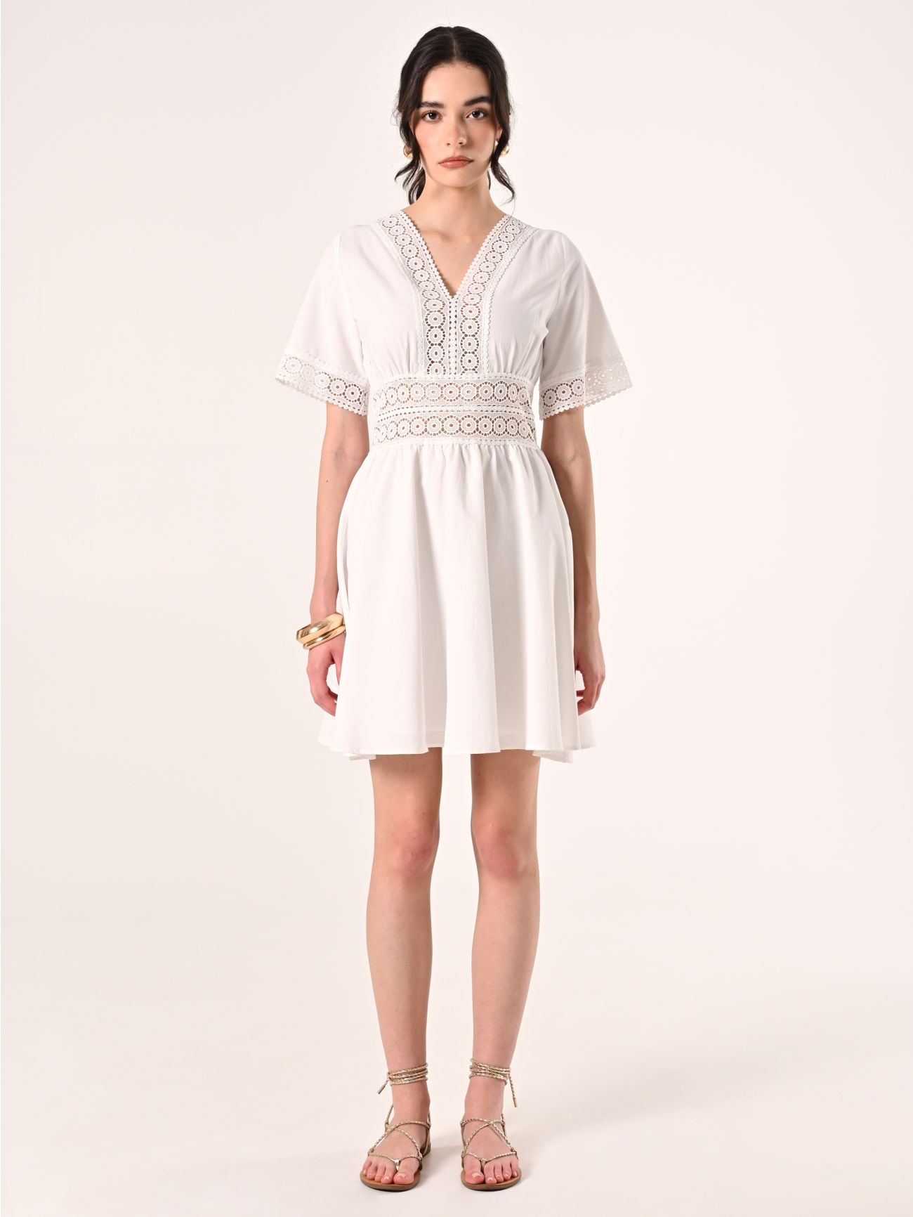 Weißes Kleid mit gehäkelten Details det_1