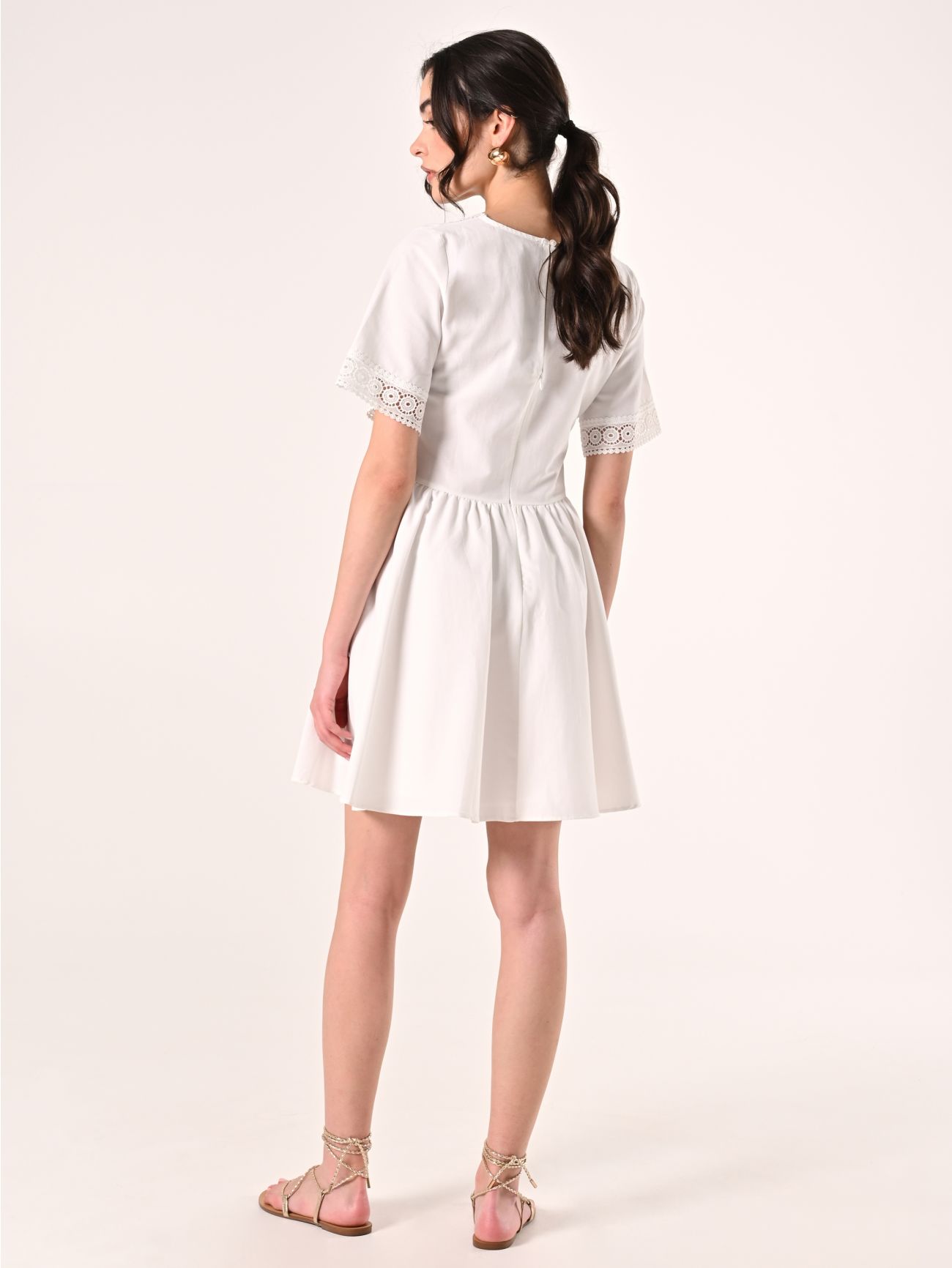 Weißes Kleid mit gehäkelten Details det_3