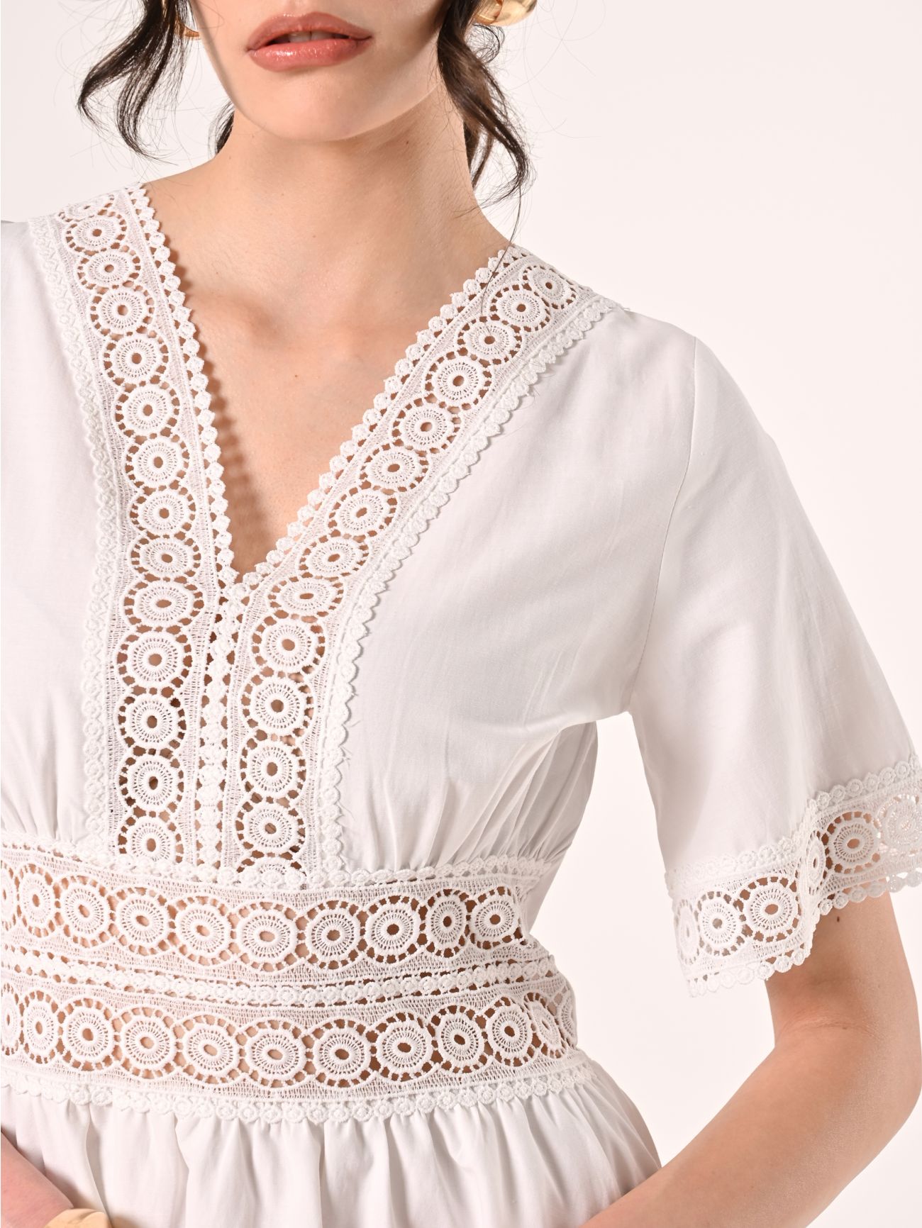 Weißes Kleid mit gehäkelten Details in_i5