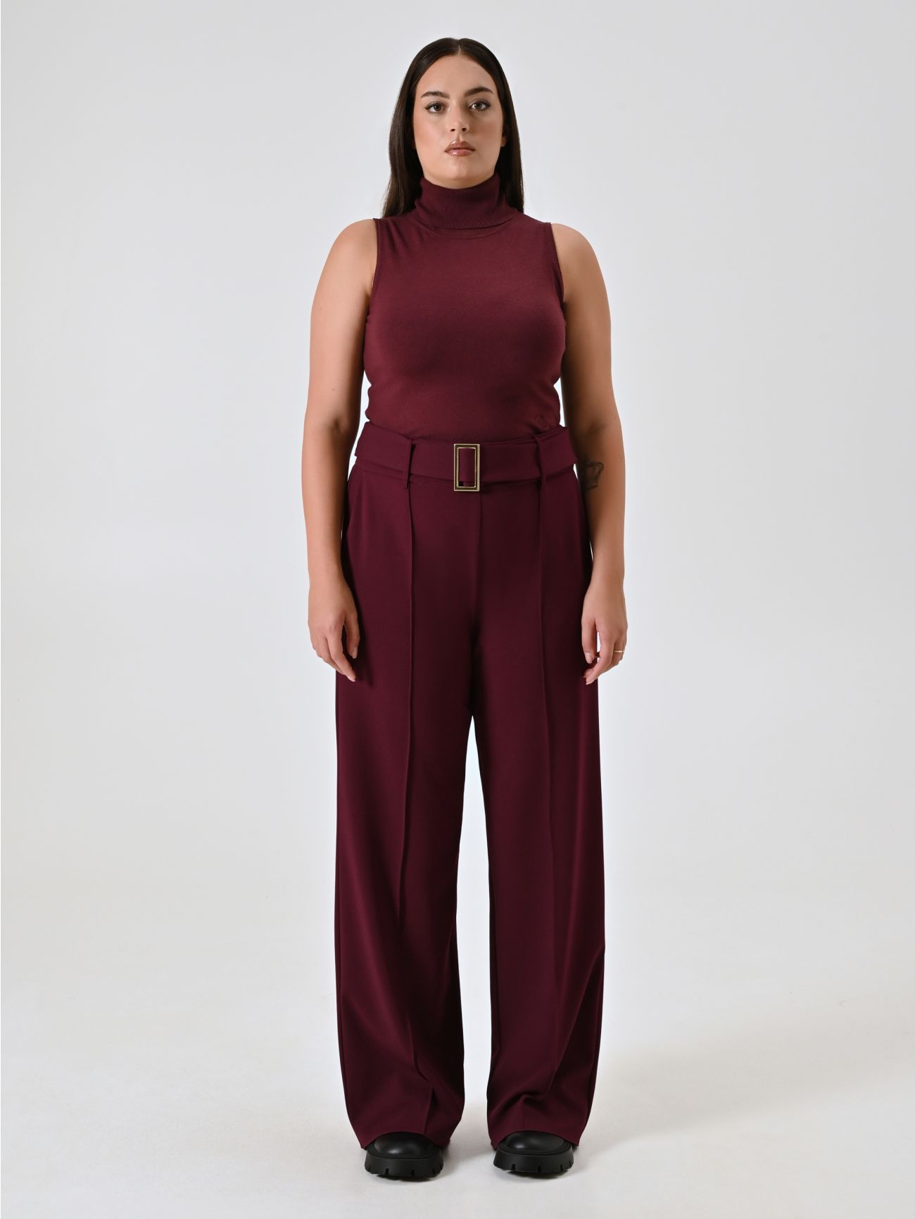 Pantalón curvy burdeos con hebilla det_1